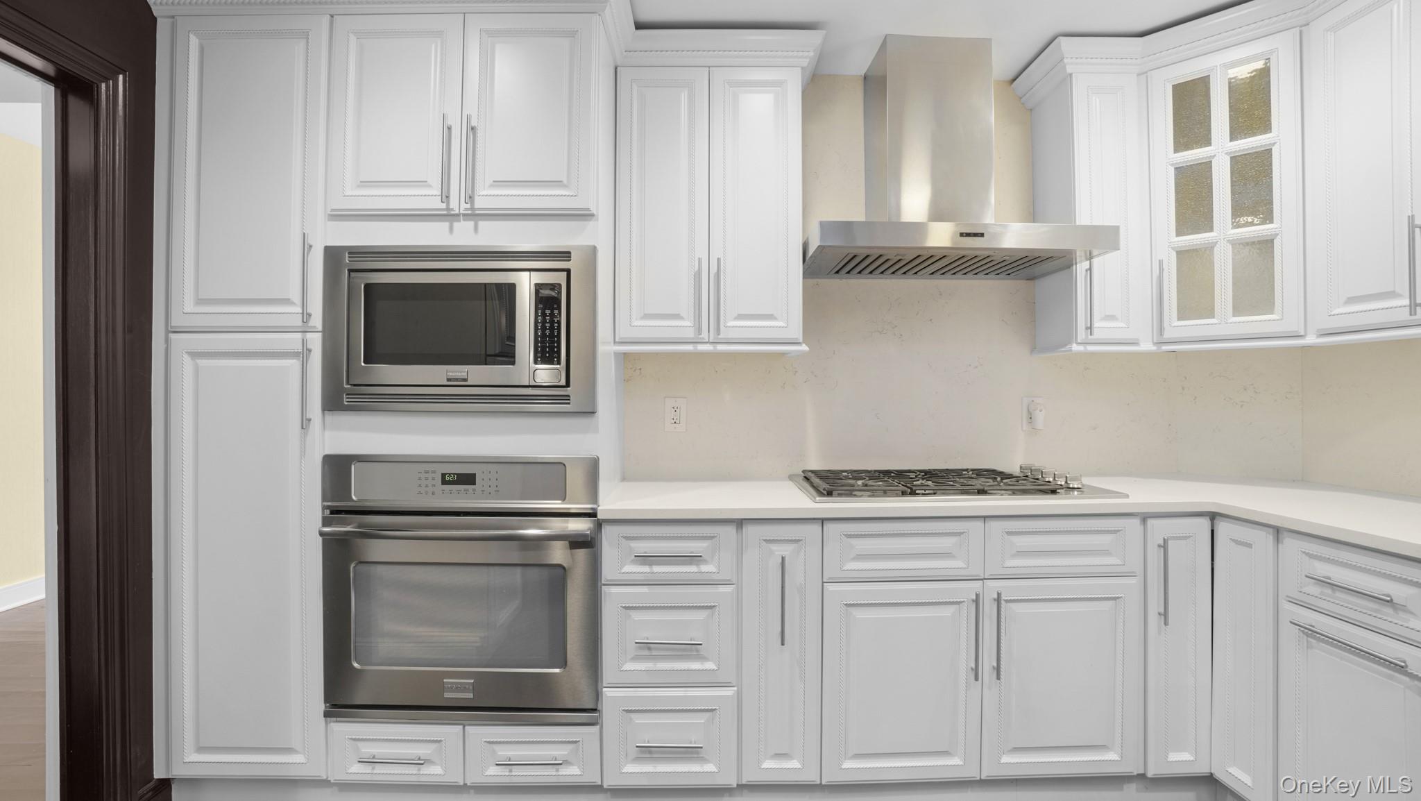 67 Royal Way, New Hyde Park, NY 11040