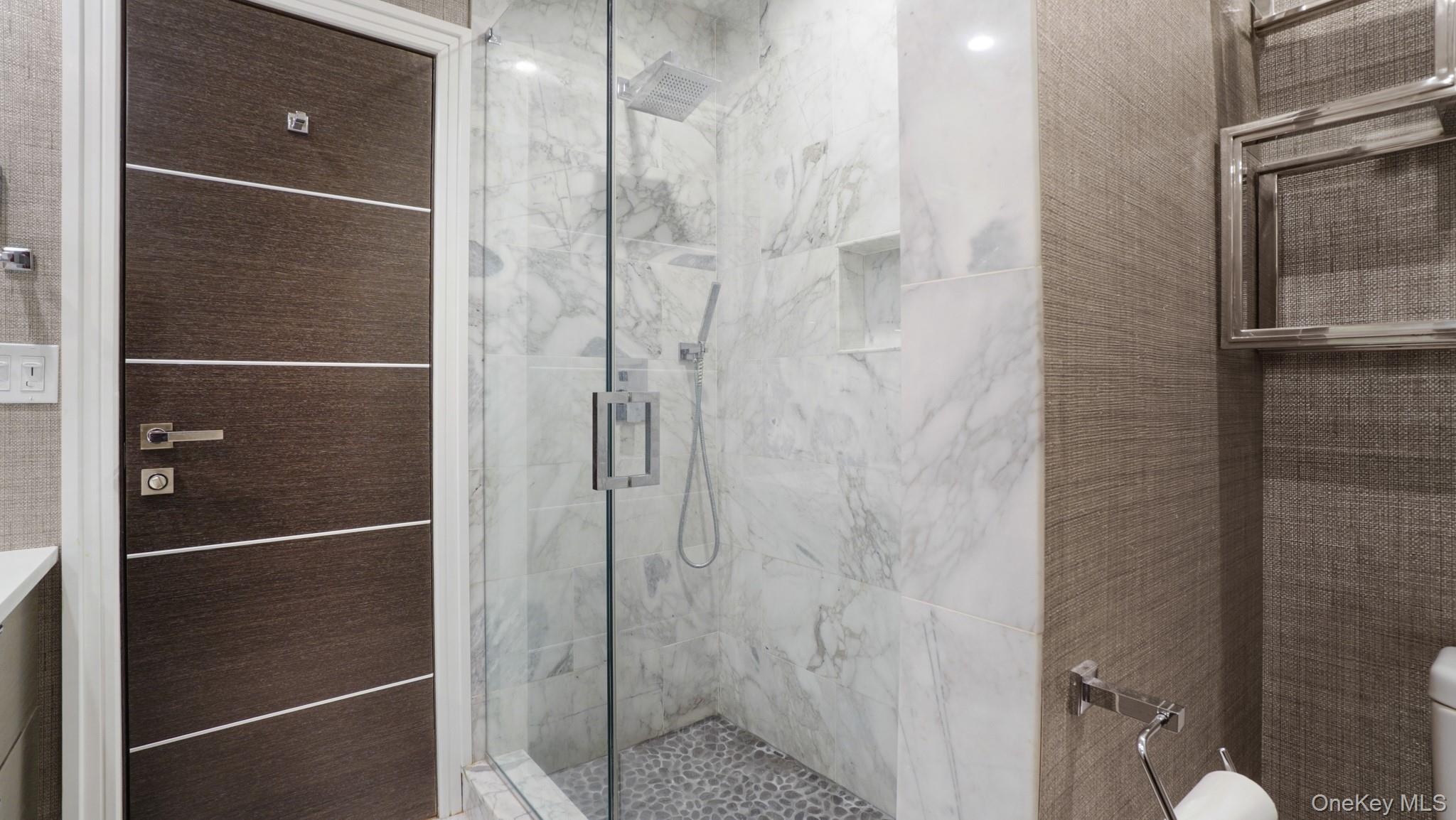 67 Royal Way, New Hyde Park, NY 11040