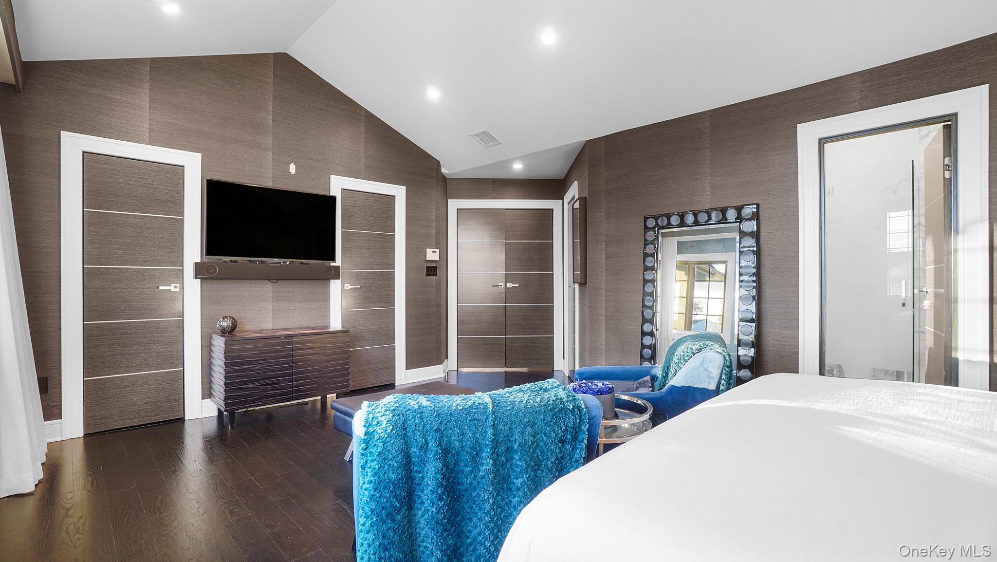 67 Royal Way, New Hyde Park, NY 11040