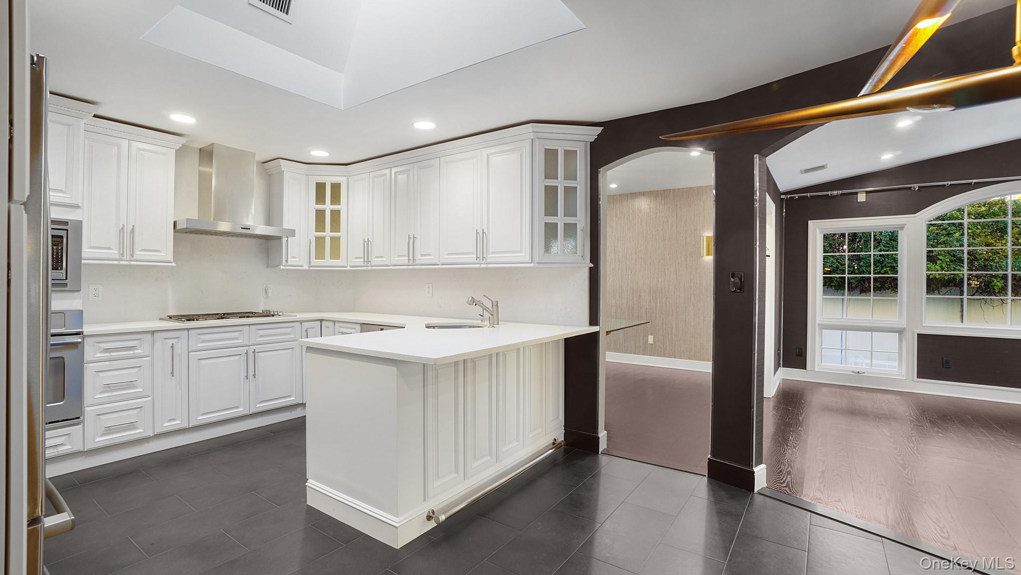 67 Royal Way, New Hyde Park, NY 11040