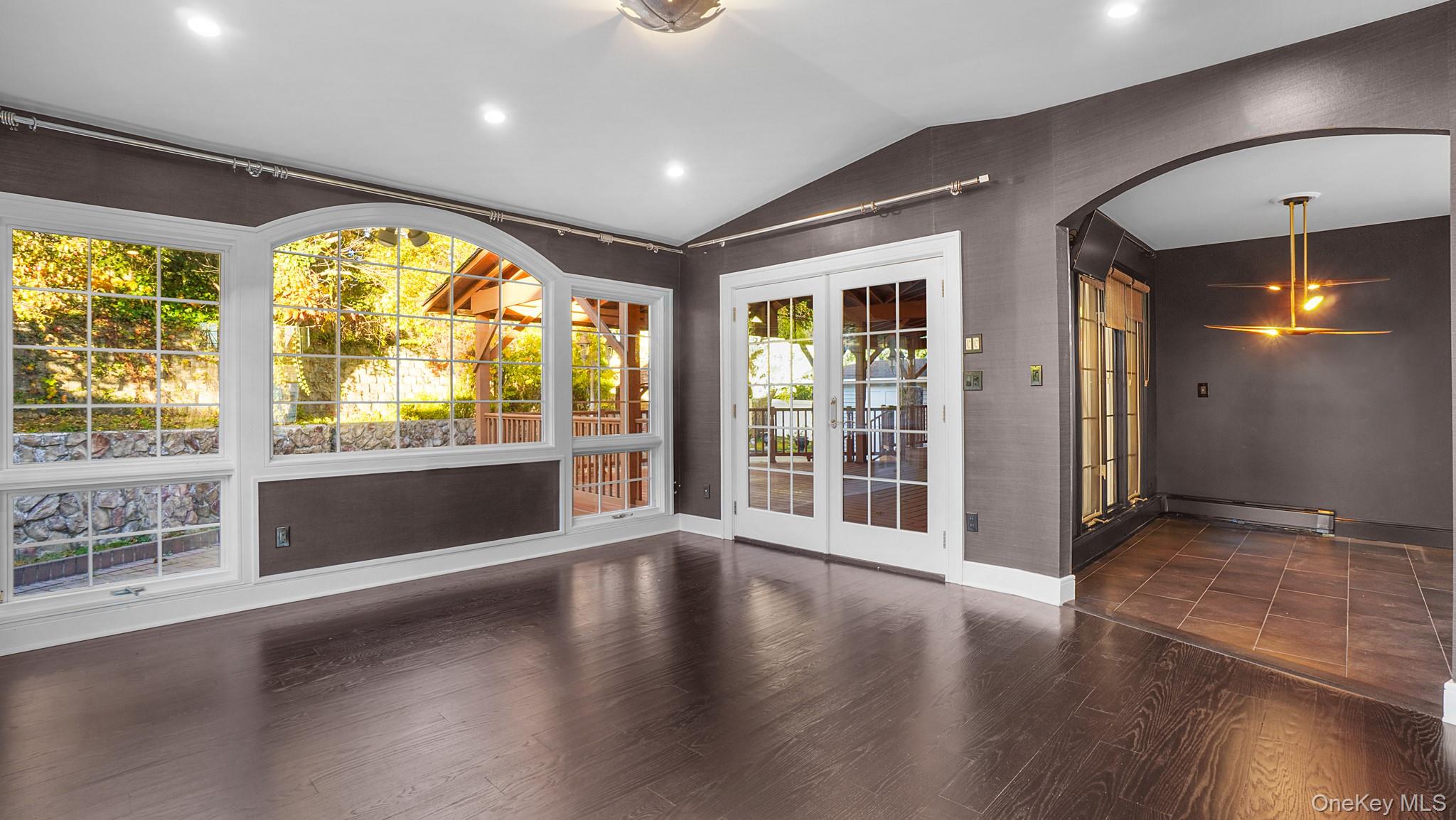 67 Royal Way, New Hyde Park, NY 11040