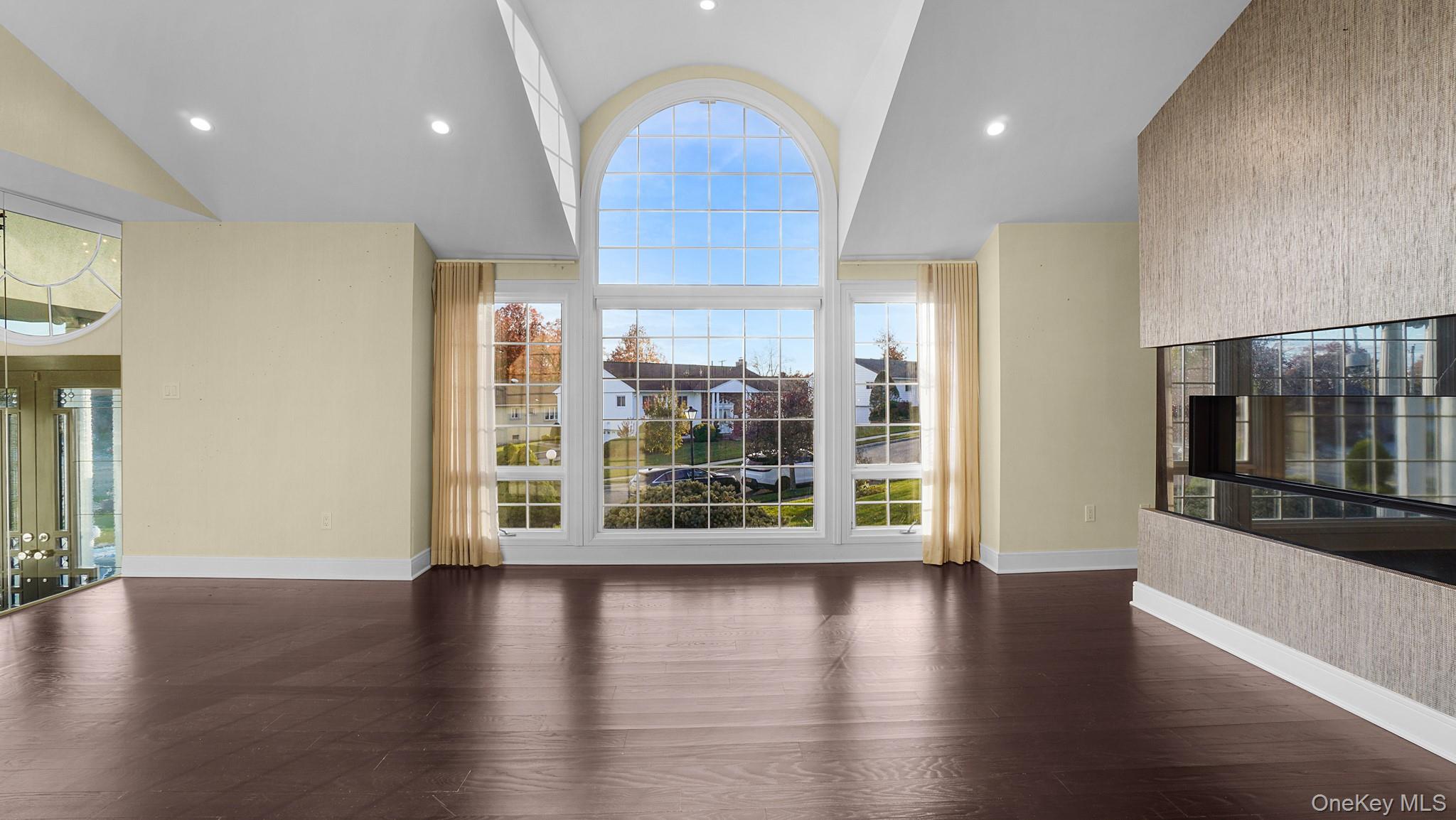 67 Royal Way, New Hyde Park, NY 11040