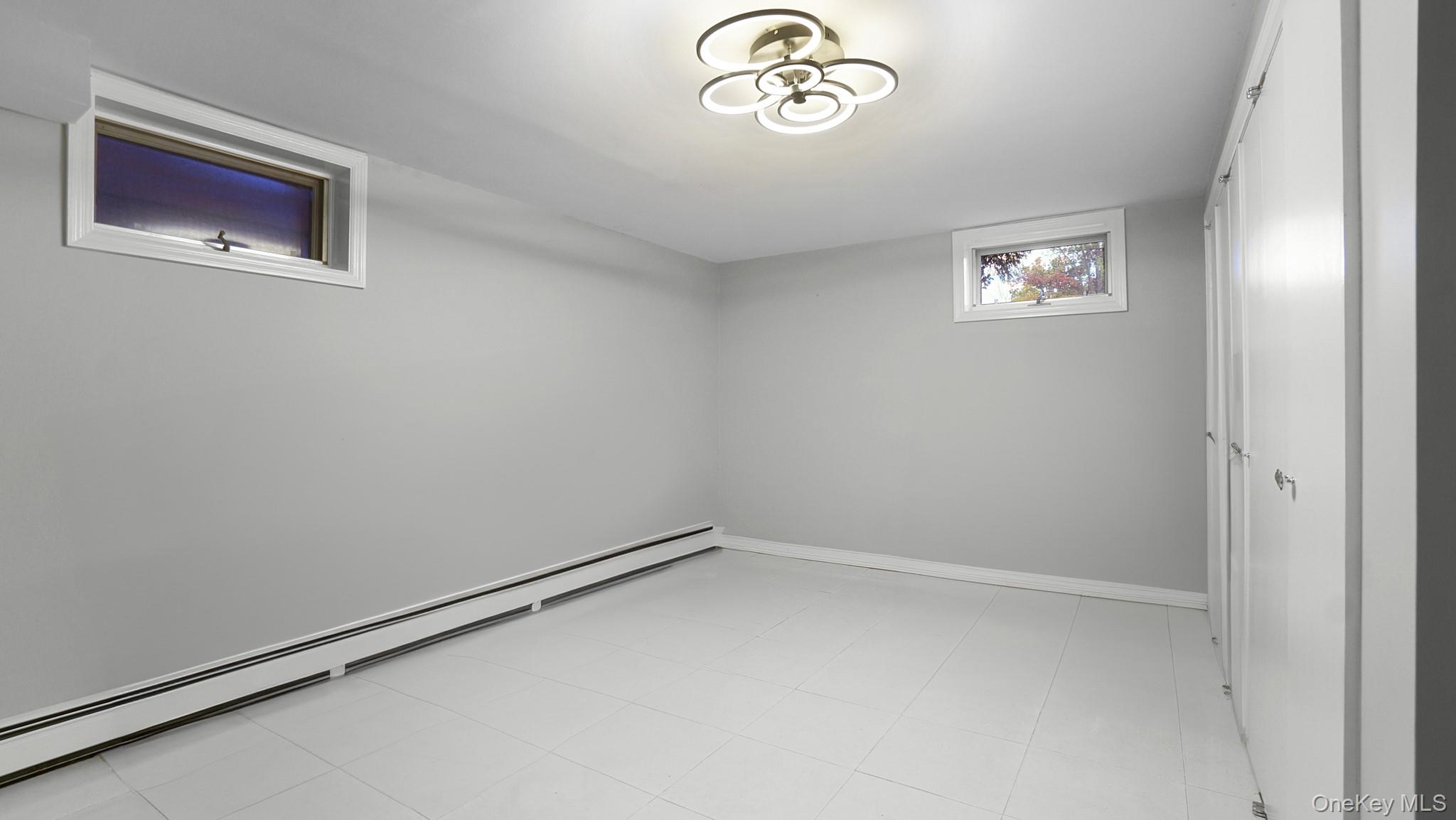 67 Royal Way, New Hyde Park, NY 11040