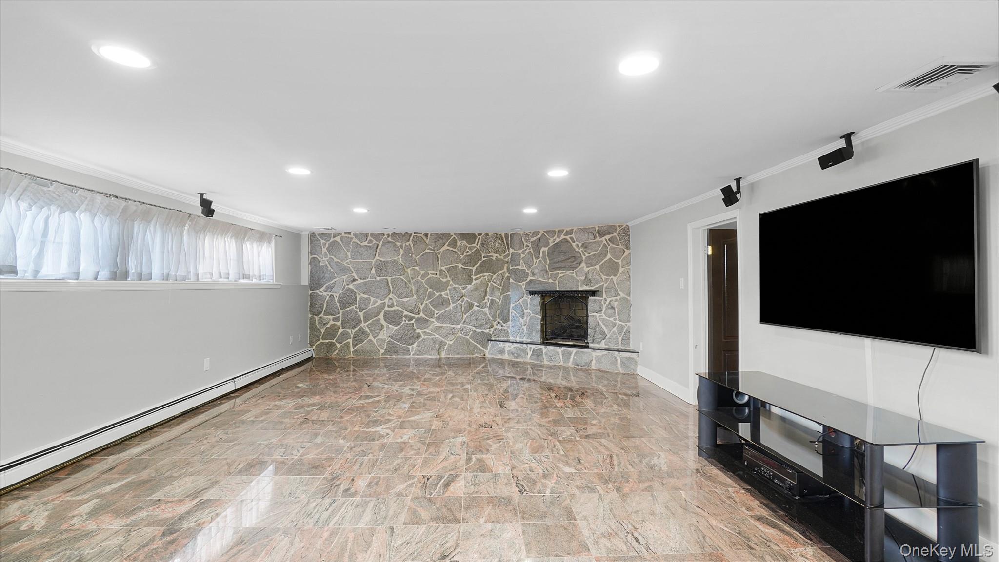 67 Royal Way, New Hyde Park, NY 11040