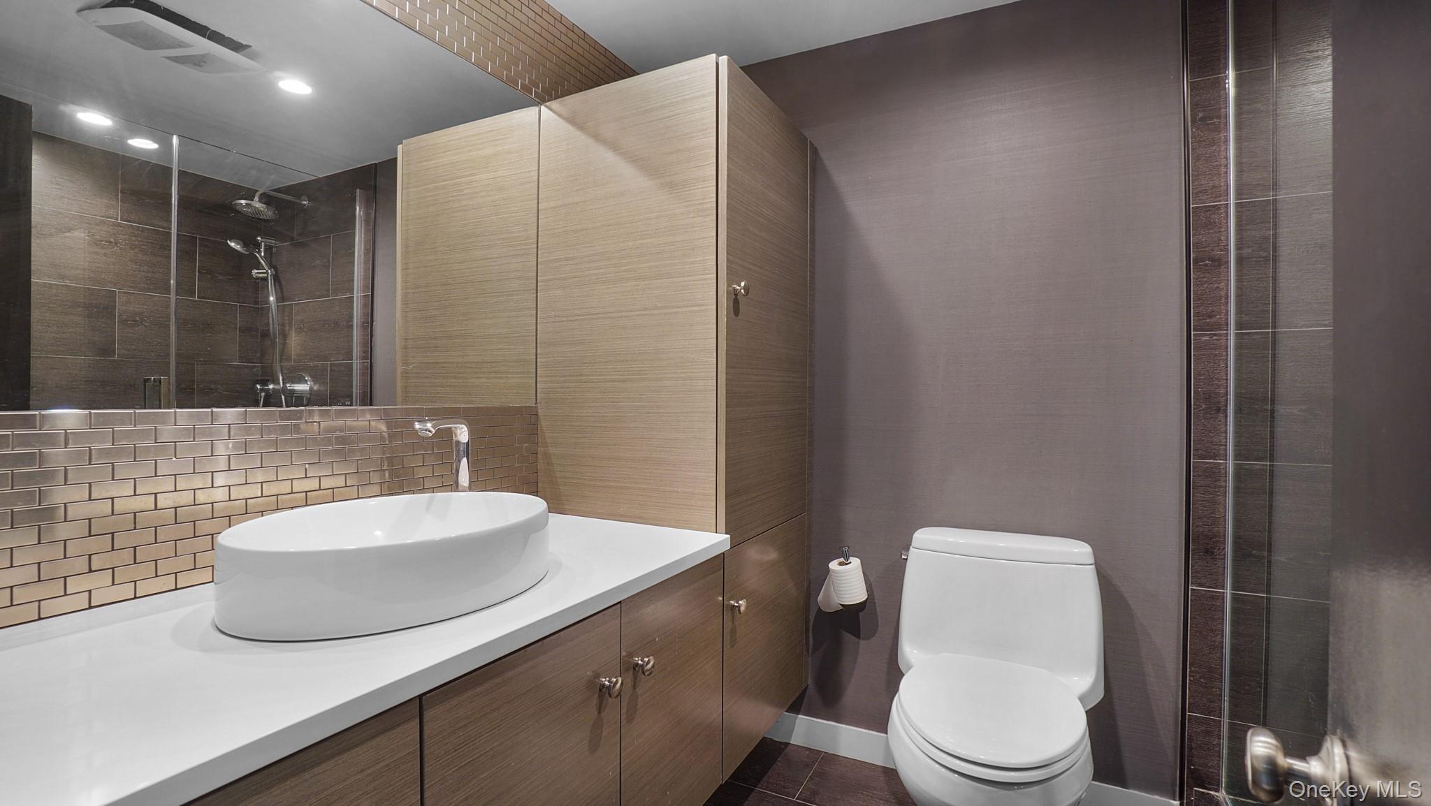 67 Royal Way, New Hyde Park, NY 11040