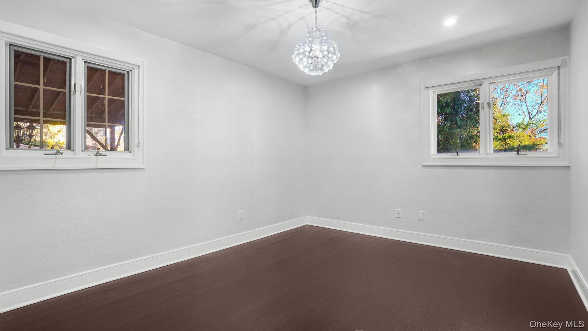 67 Royal Way, New Hyde Park, NY 11040