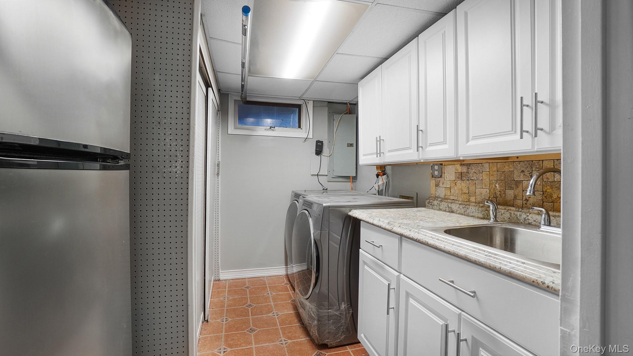 67 Royal Way, New Hyde Park, NY 11040