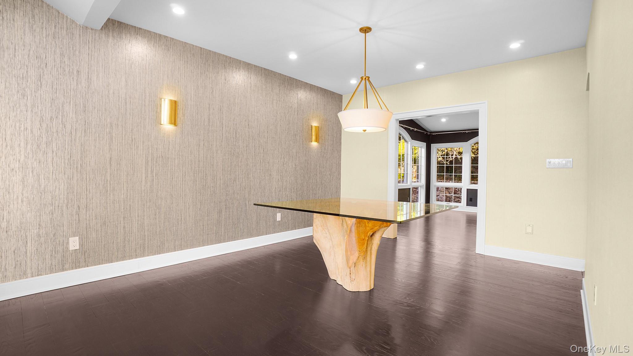 67 Royal Way, New Hyde Park, NY 11040