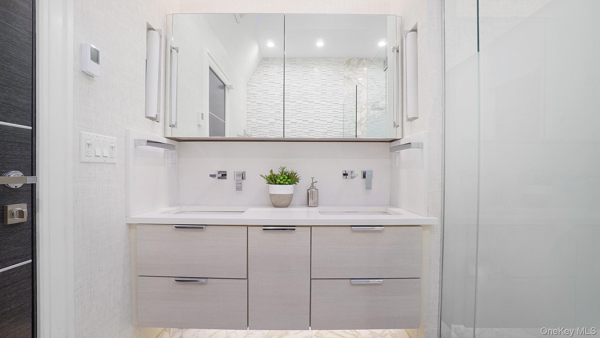 67 Royal Way, New Hyde Park, NY 11040