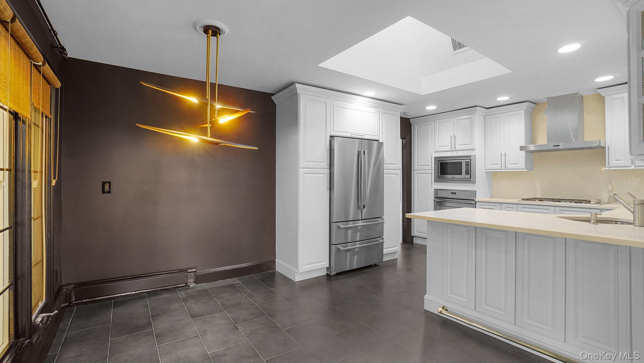 67 Royal Way, New Hyde Park, NY 11040