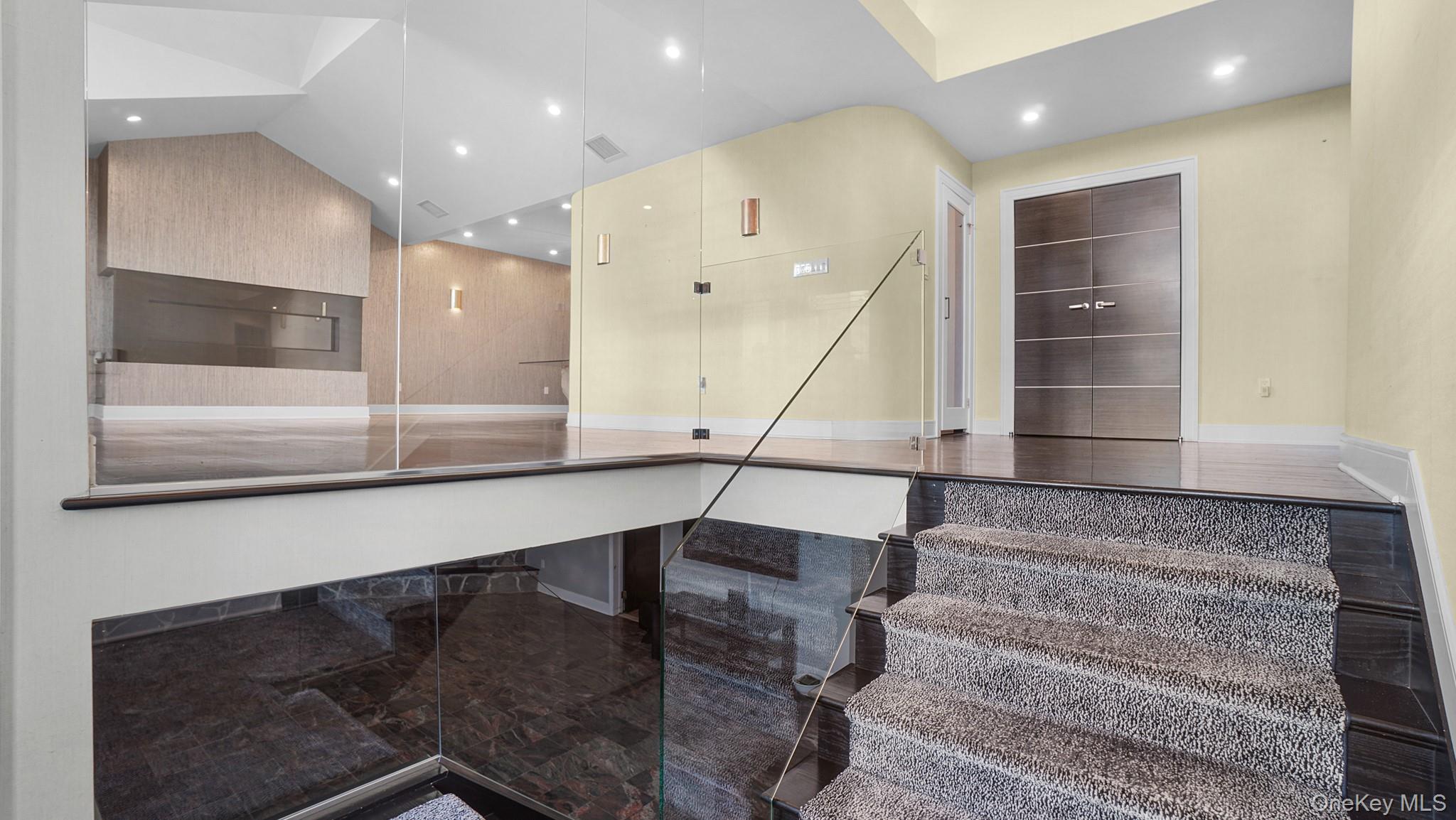 67 Royal Way, New Hyde Park, NY 11040