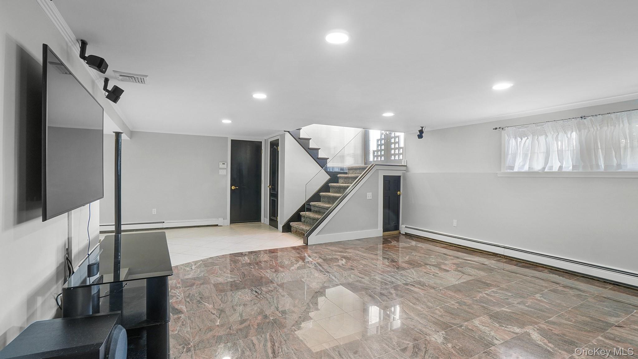 67 Royal Way, New Hyde Park, NY 11040