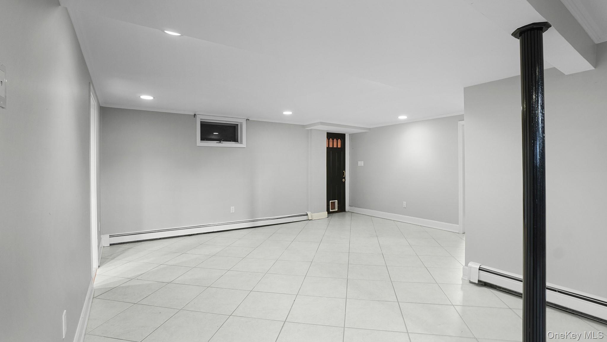 67 Royal Way, New Hyde Park, NY 11040