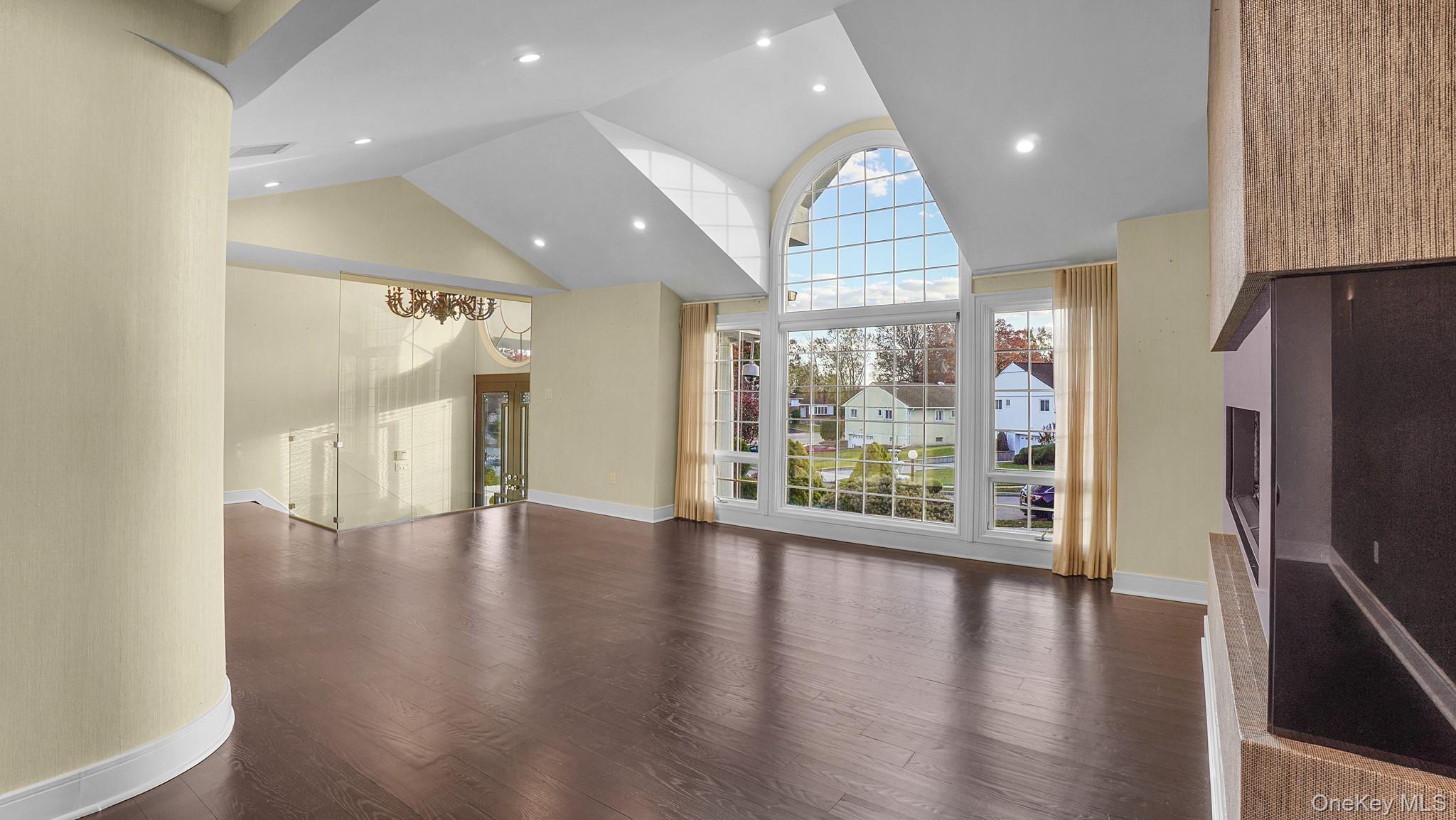 67 Royal Way, New Hyde Park, NY 11040