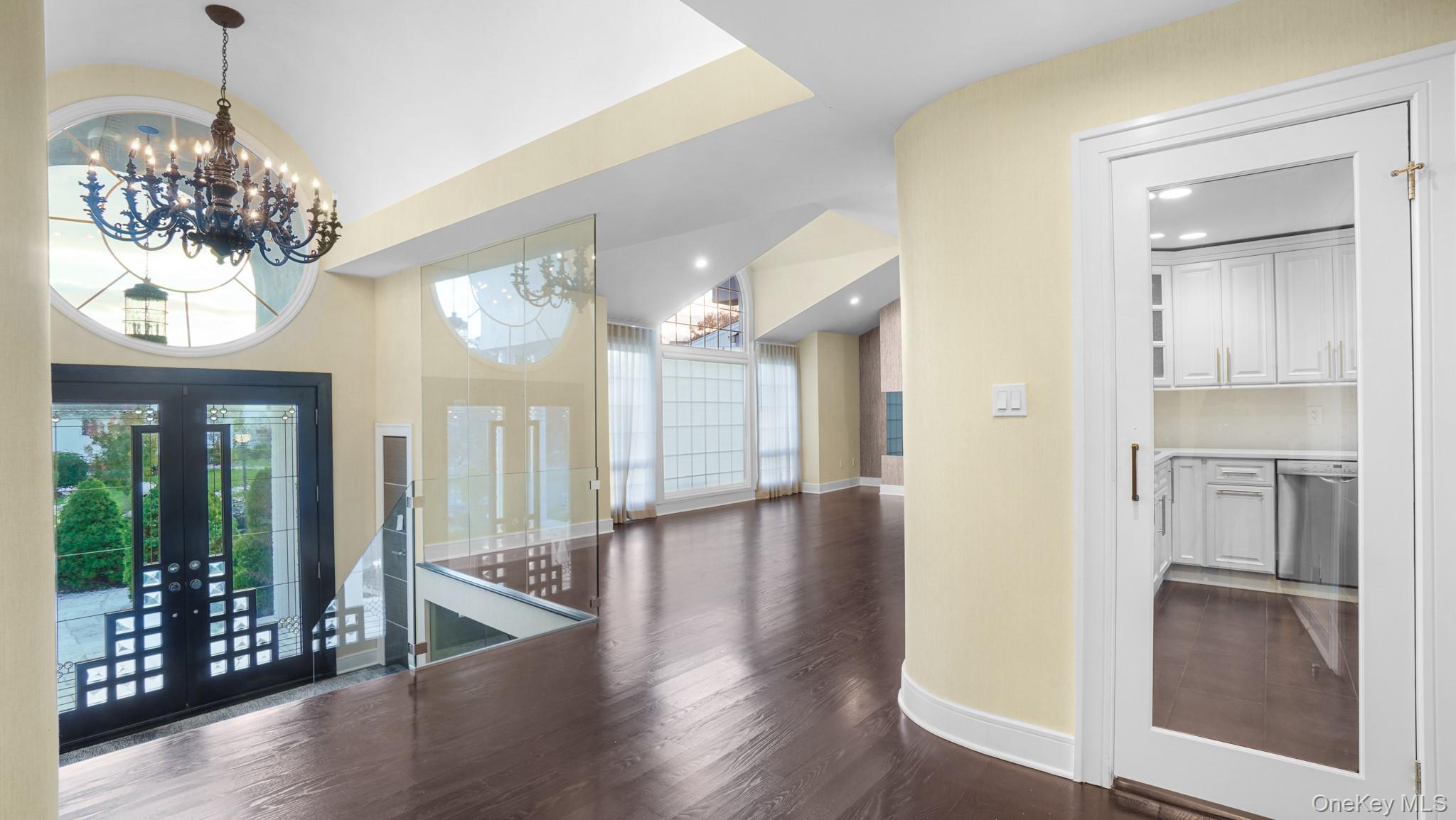 67 Royal Way, New Hyde Park, NY 11040