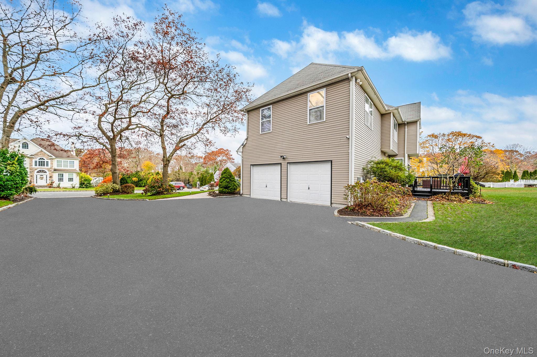 9 Paddock Lane, Medford, NY 11763