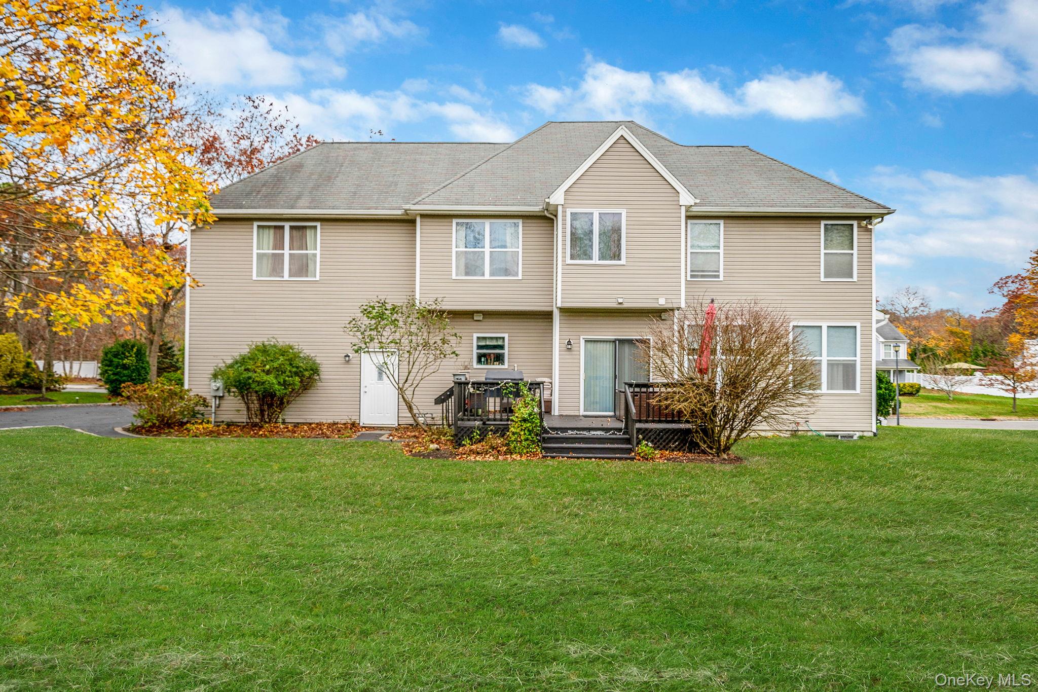 9 Paddock Lane, Medford, NY 11763