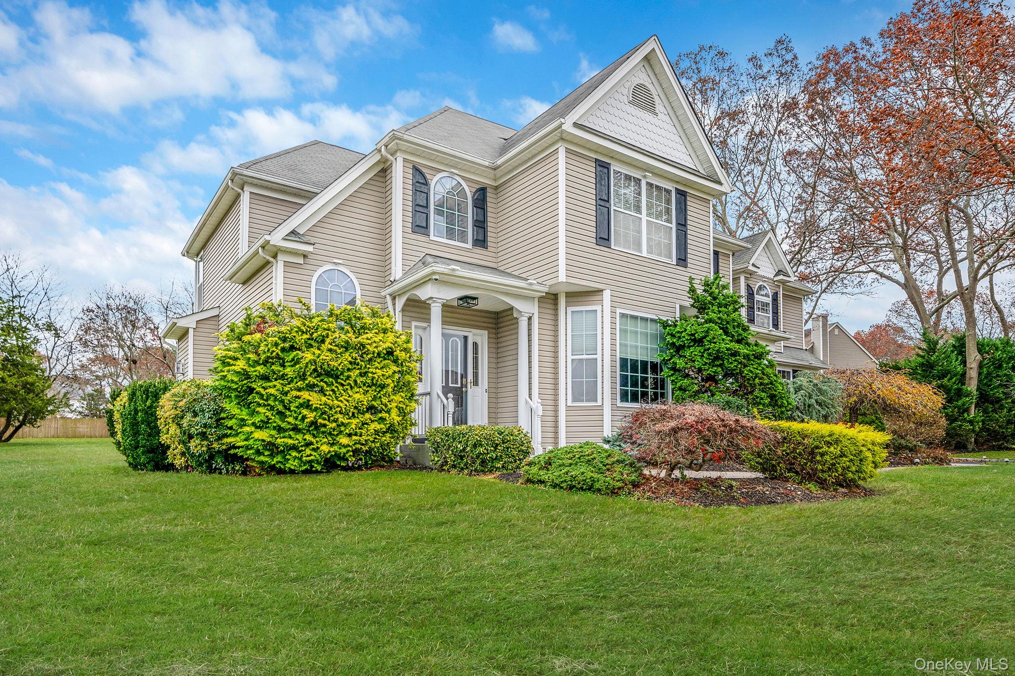 9 Paddock Lane, Medford, NY 11763