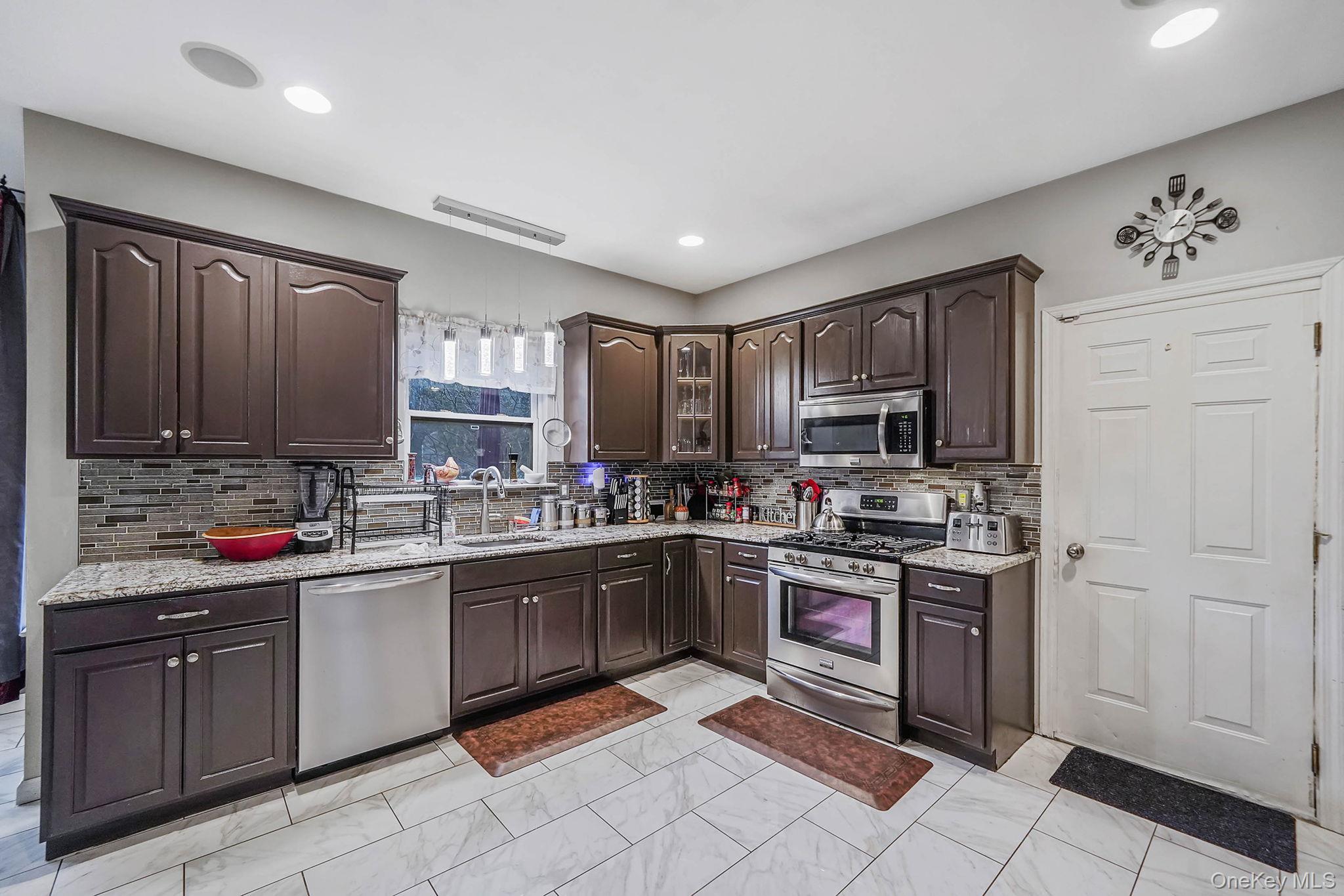 9 Paddock Lane, Medford, NY 11763