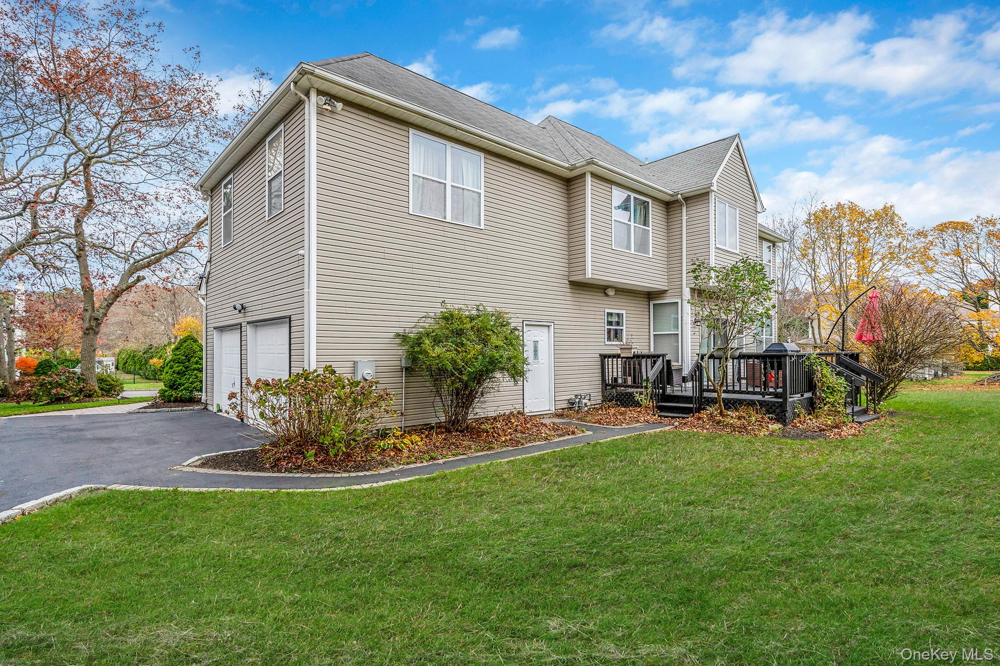 9 Paddock Lane, Medford, NY 11763