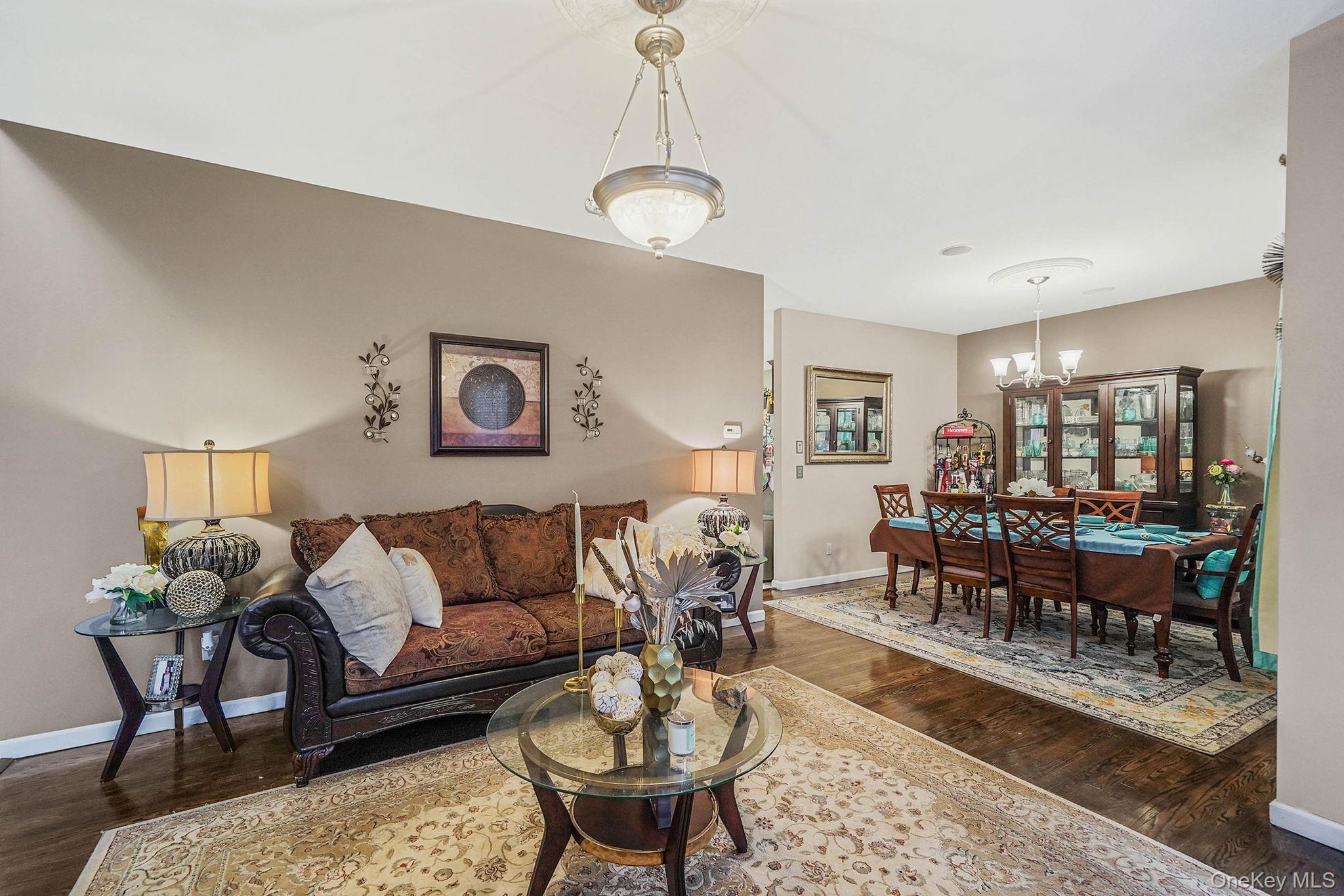 9 Paddock Lane, Medford, NY 11763