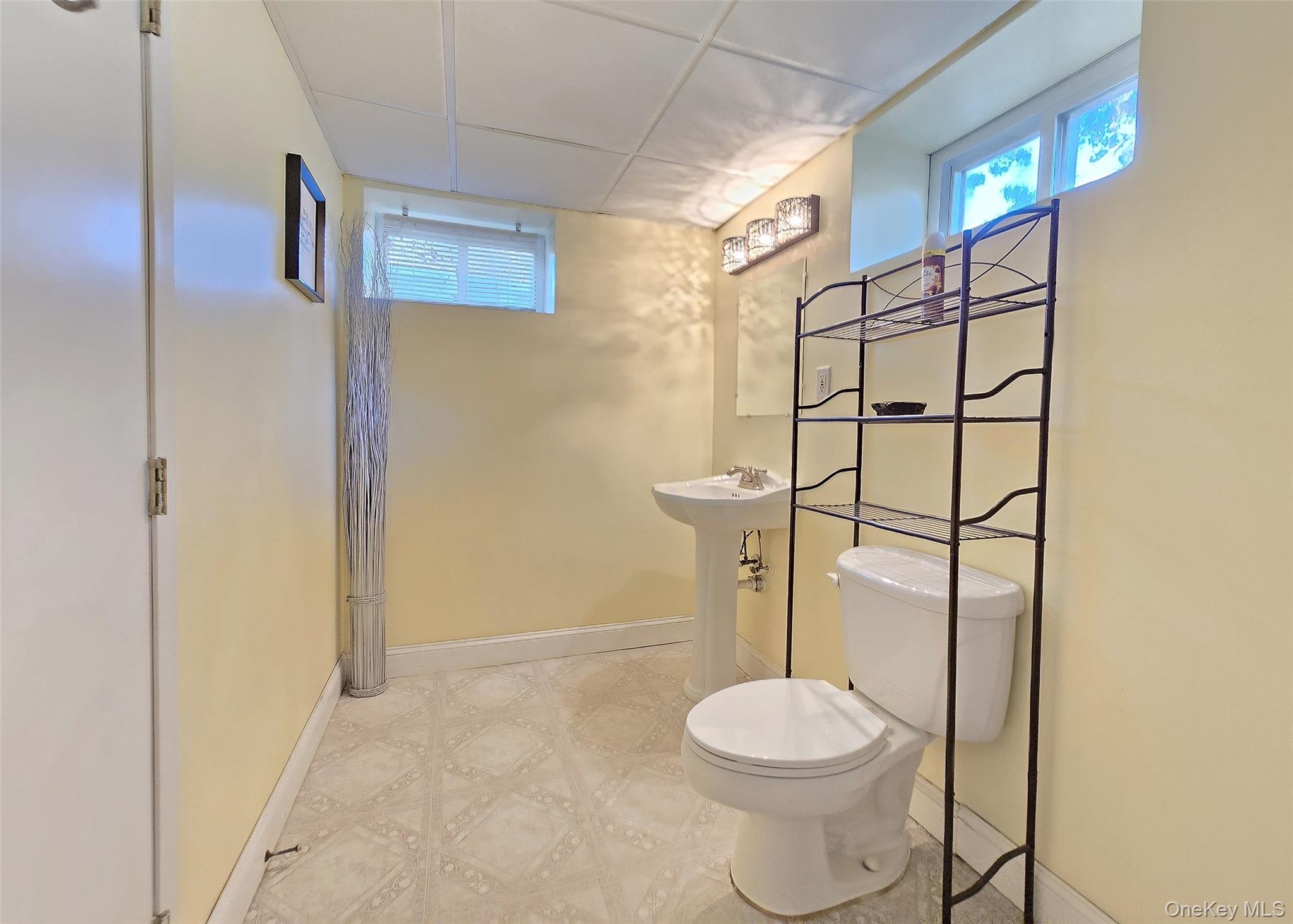 39 Anna Street, Bay Shore, NY 11706