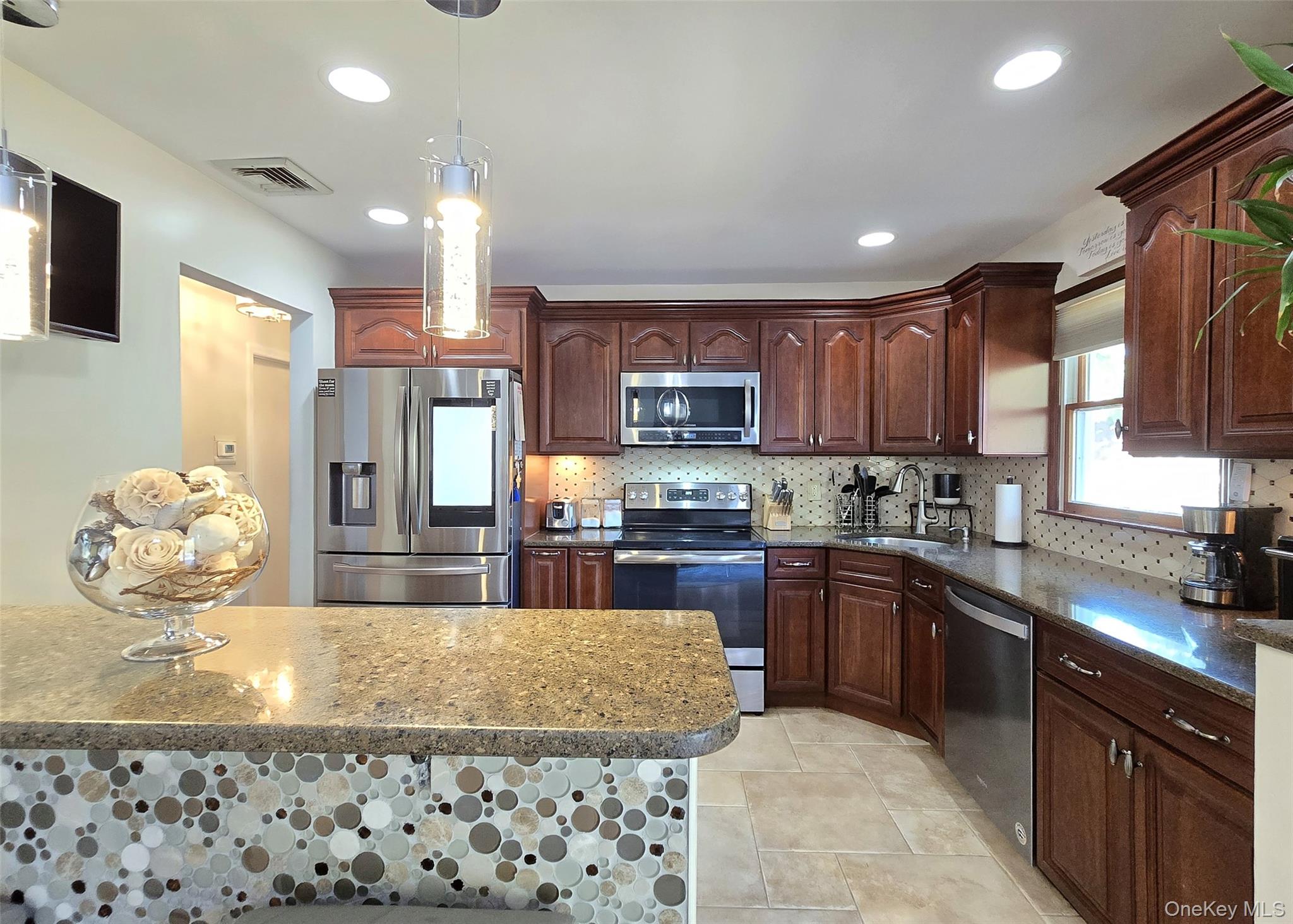 39 Anna Street, Bay Shore, NY 11706