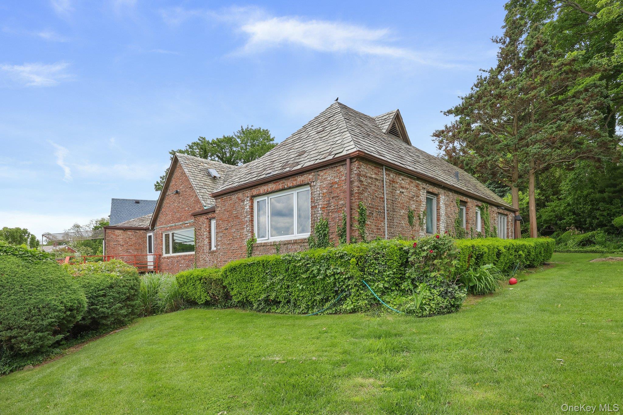 69 Cornwells Beach Road, Sands Point, NY 11050