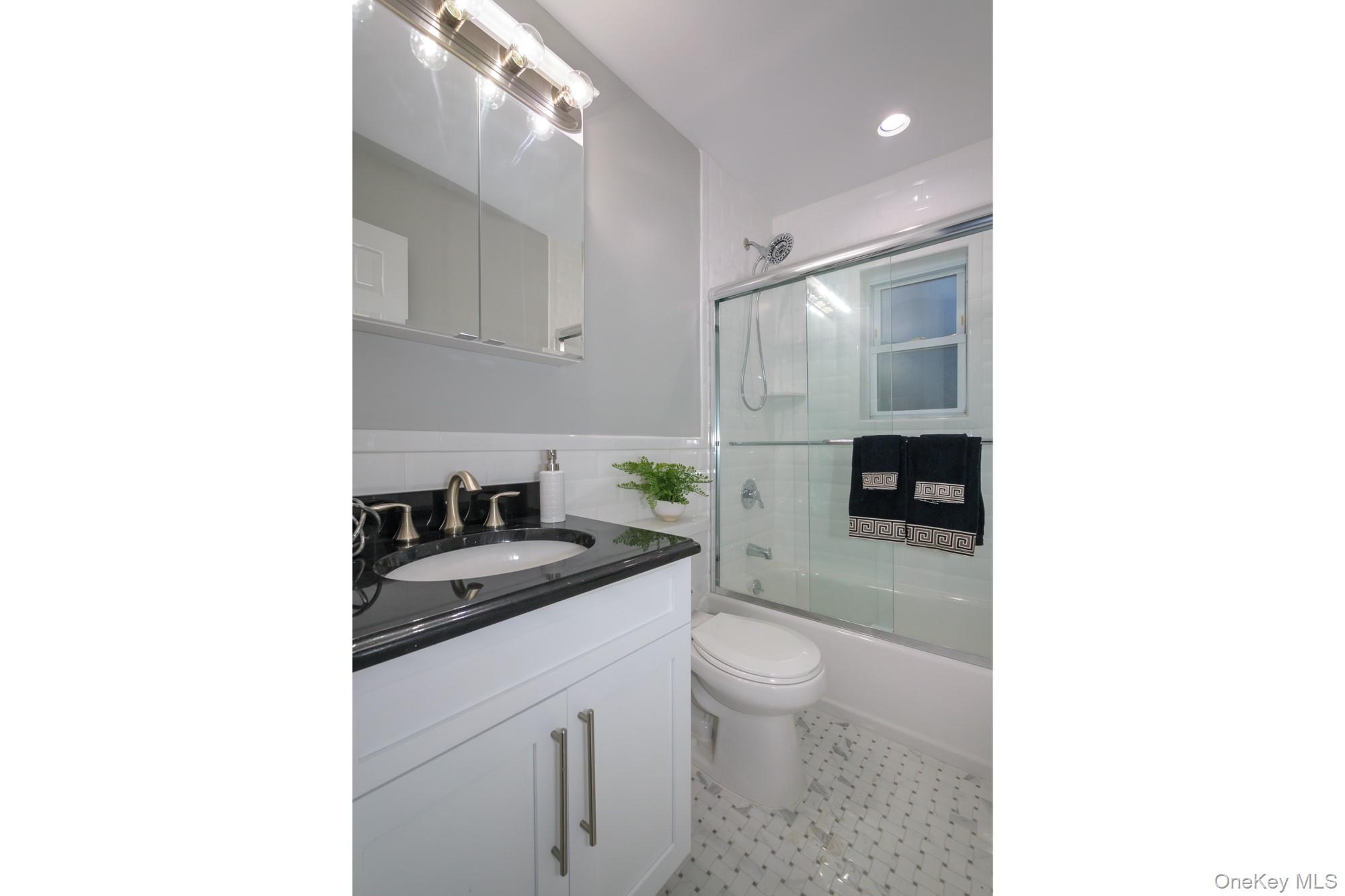 92 South Clinton Avenue # 4C, Bay Shore, NY 11706