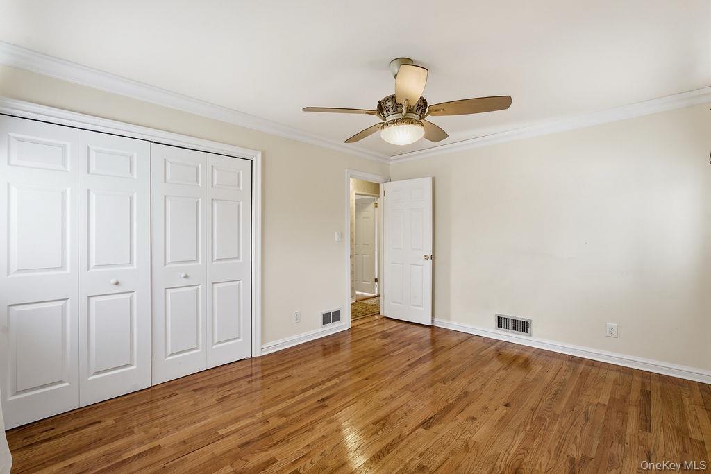 29 Lehigh Lane, Hicksville, NY 11801