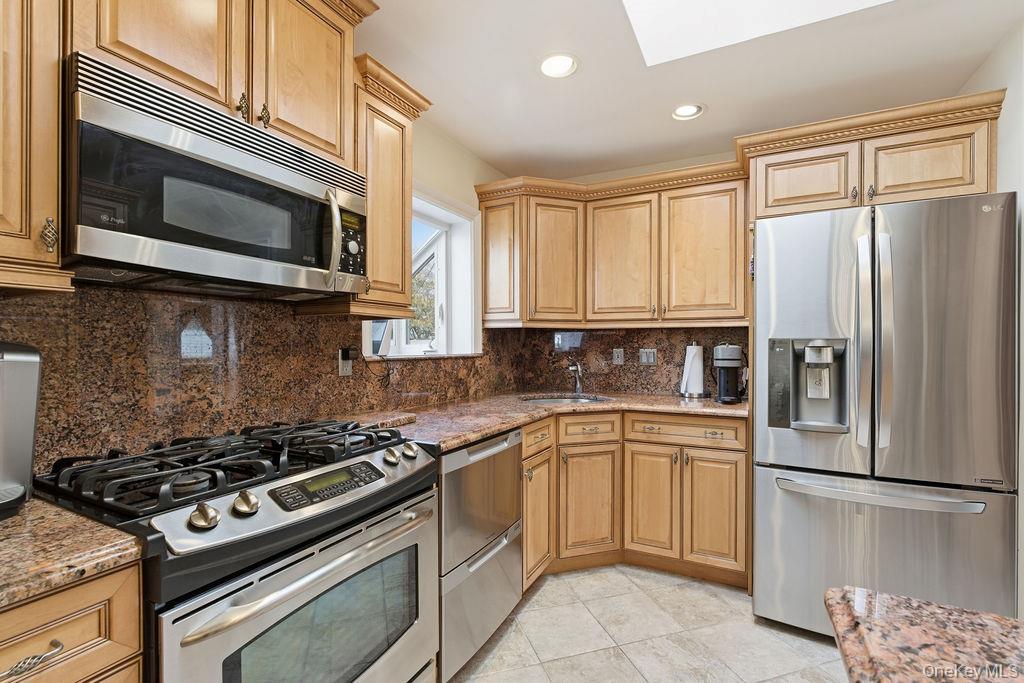 29 Lehigh Lane, Hicksville, NY 11801