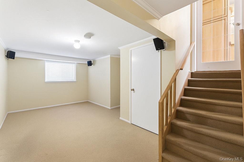 29 Lehigh Lane, Hicksville, NY 11801