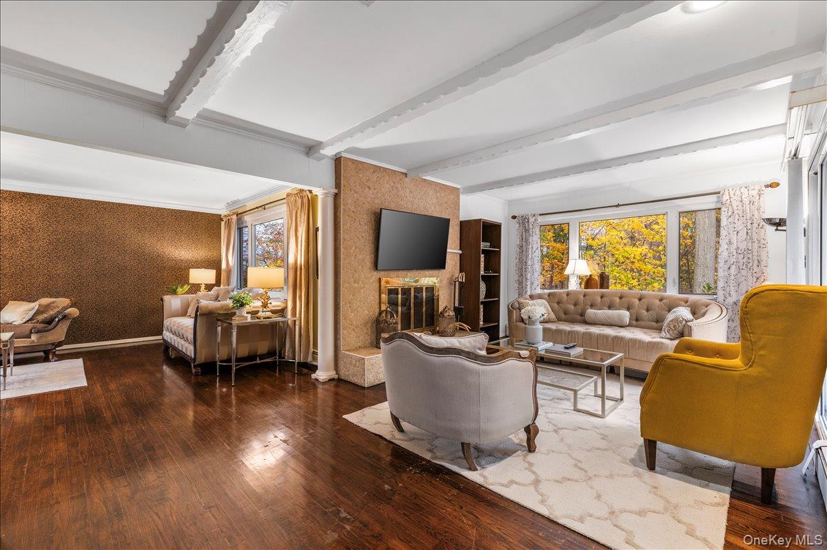 70 Avery Road, Woodbury, NY 11797