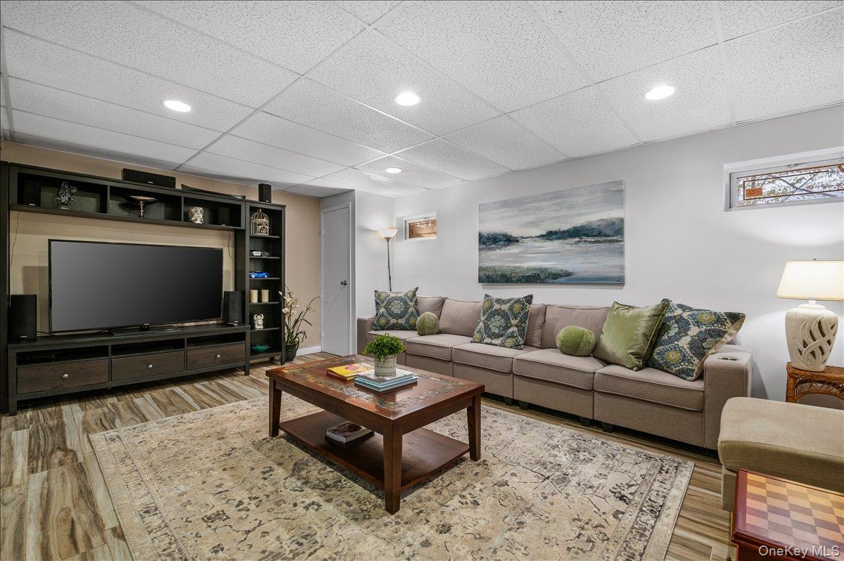 70 Avery Road, Woodbury, NY 11797