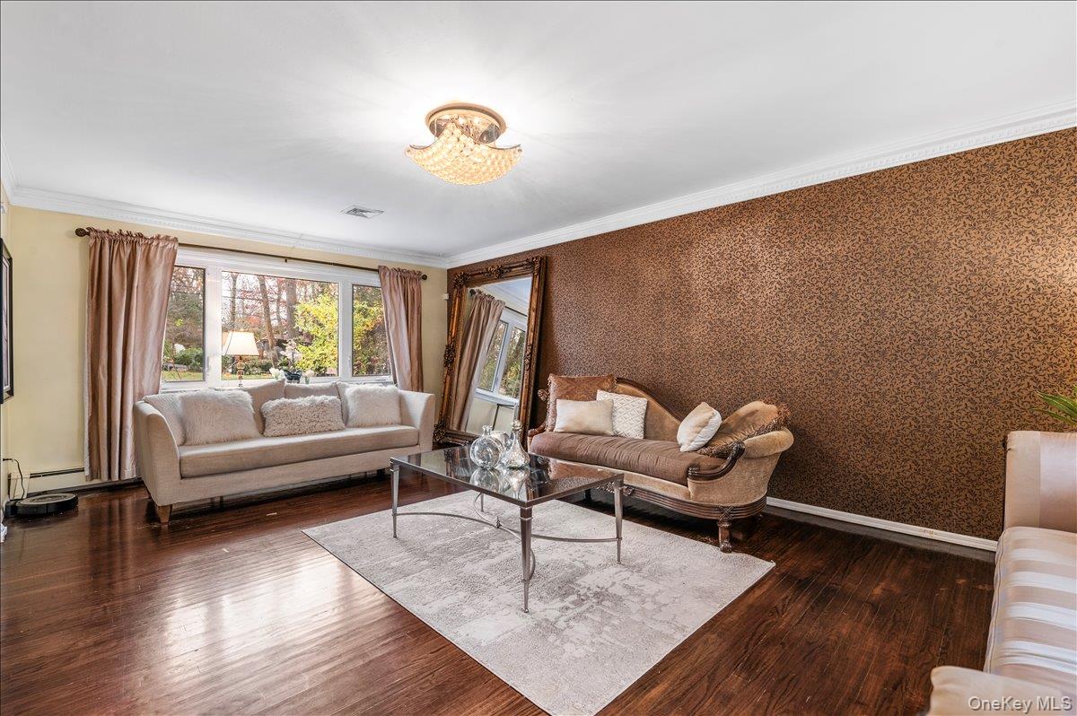 70 Avery Road, Woodbury, NY 11797