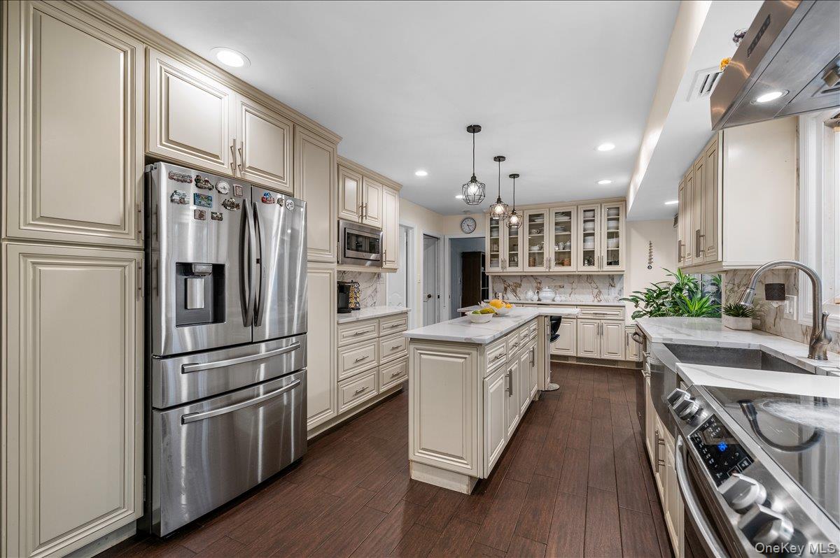 70 Avery Road, Woodbury, NY 11797