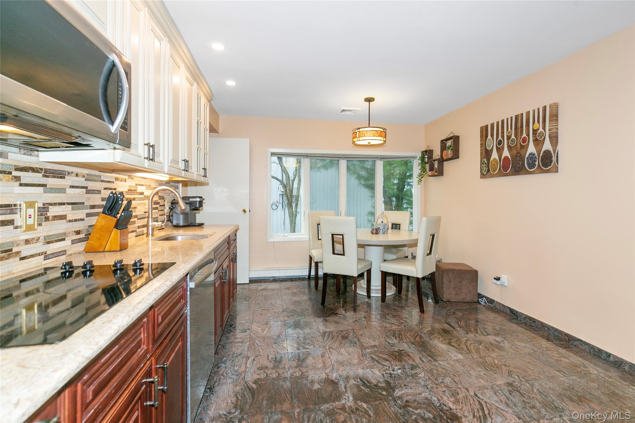 123 South Drive, Manhasset Hills, NY 11040