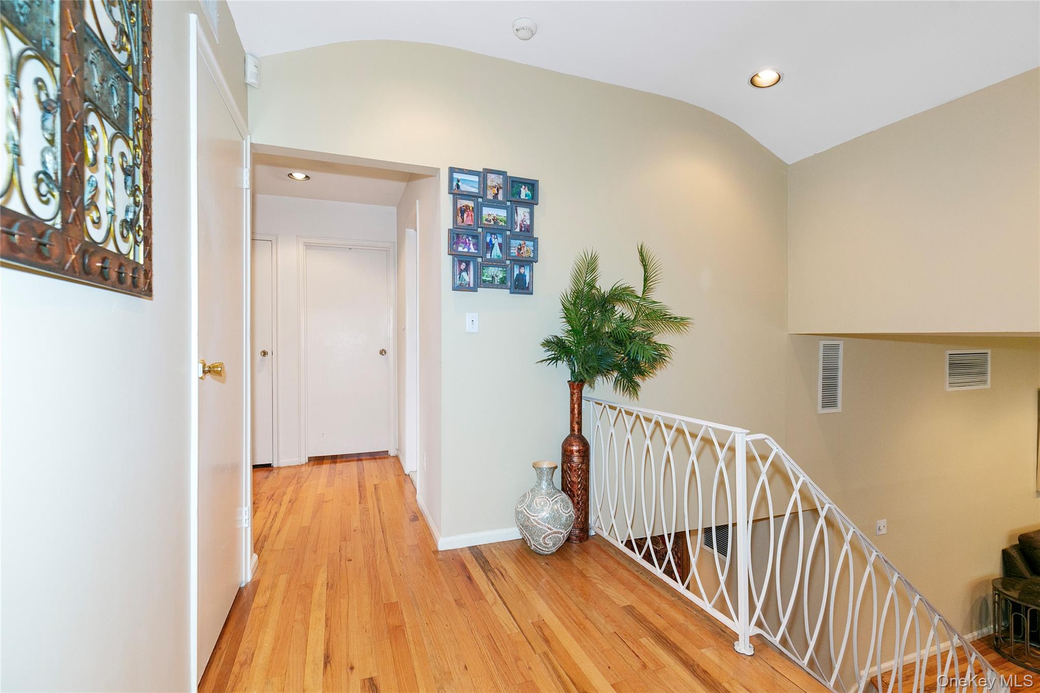 123 South Drive, Manhasset Hills, NY 11040