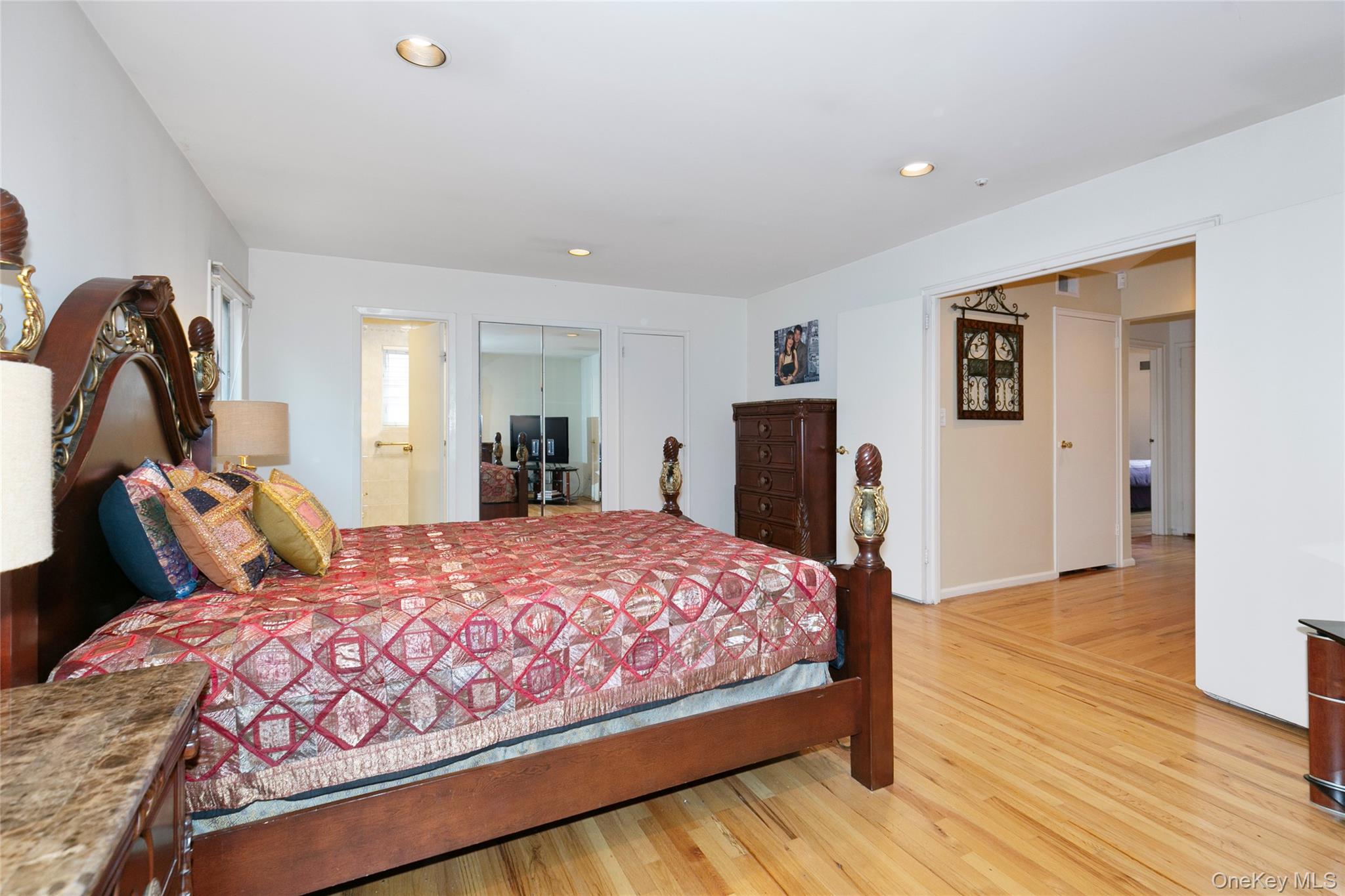 123 South Drive, Manhasset Hills, NY 11040