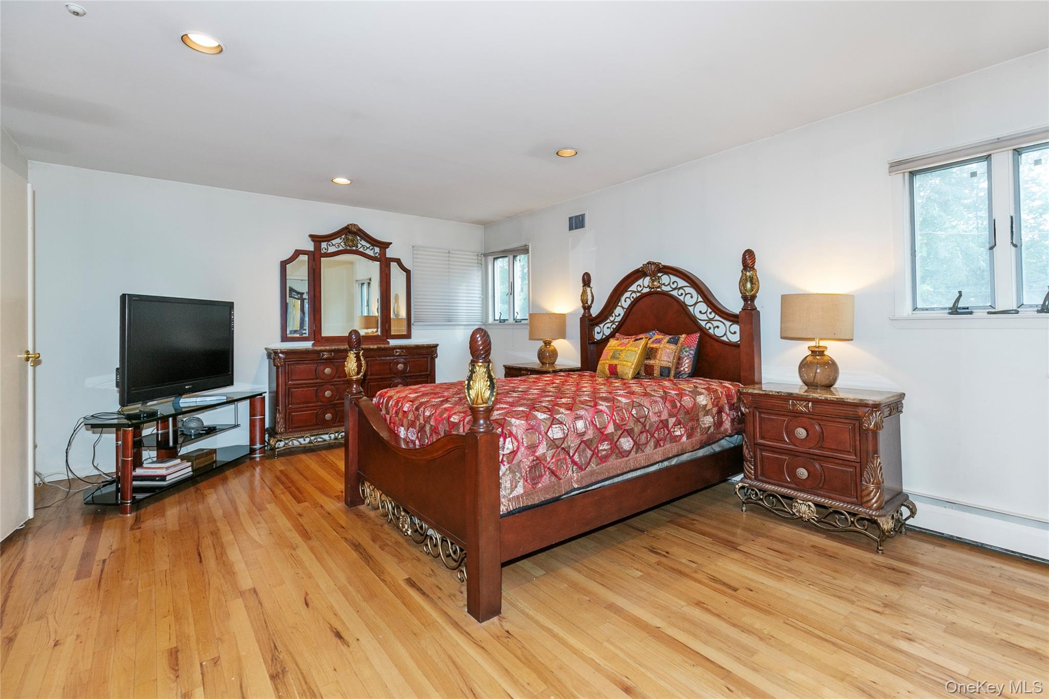 123 South Drive, Manhasset Hills, NY 11040