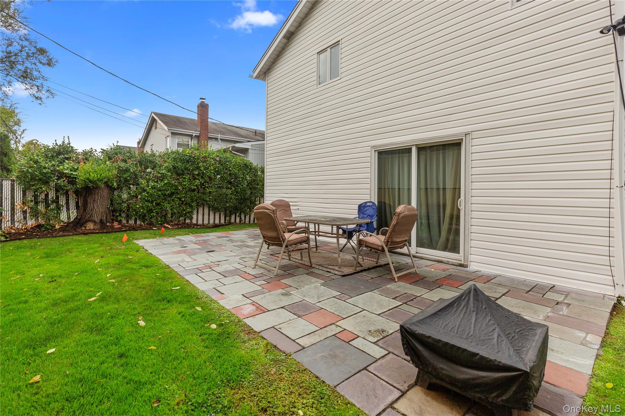 123 South Drive, Manhasset Hills, NY 11040