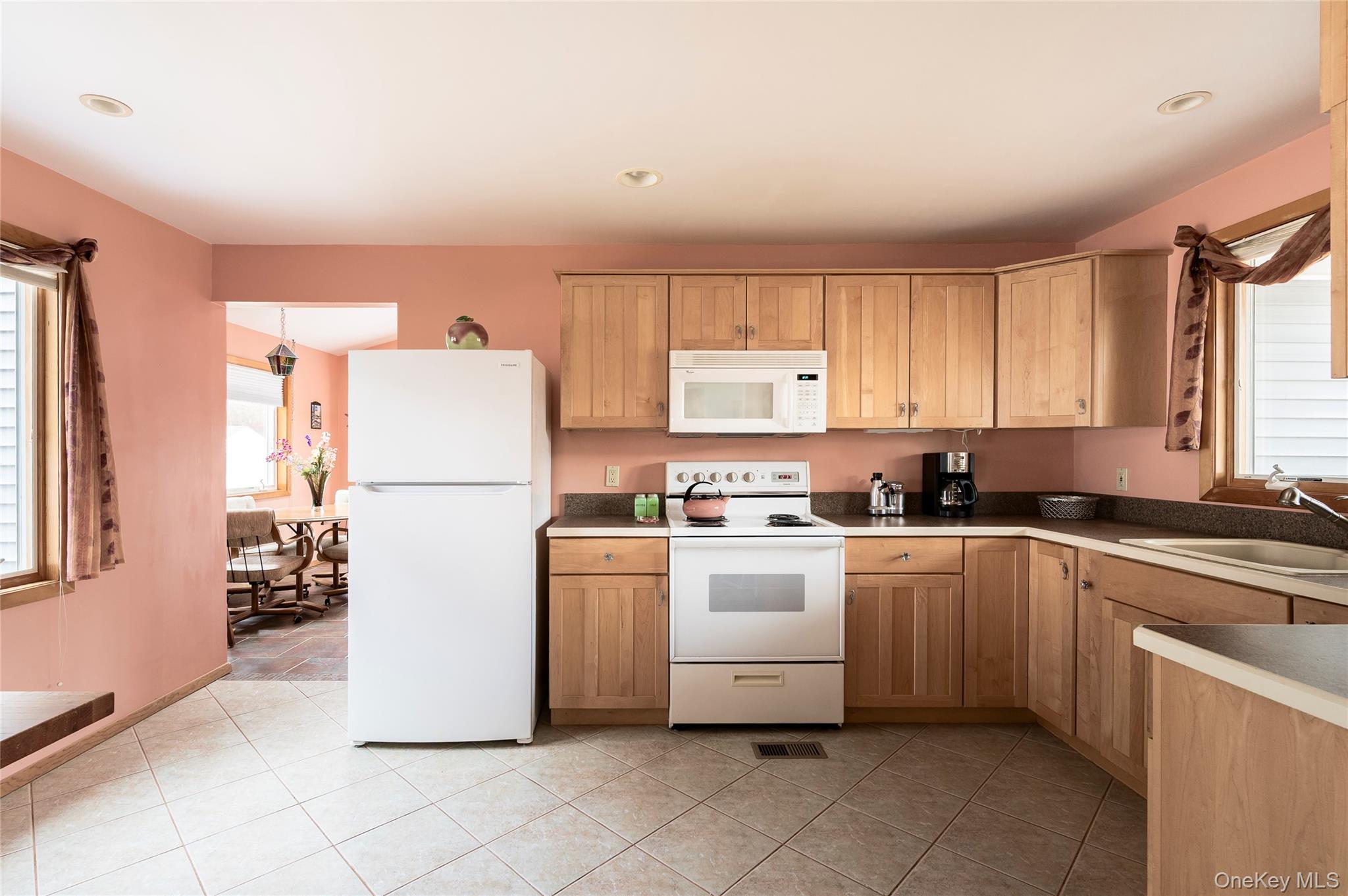 21 Woodridge Road, Hampton Bays, NY 11946