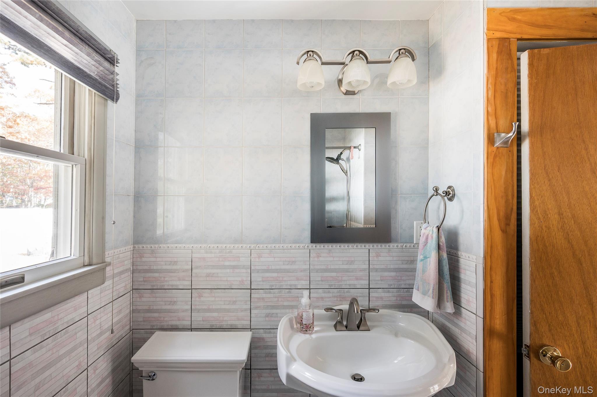 21 Woodridge Road, Hampton Bays, NY 11946