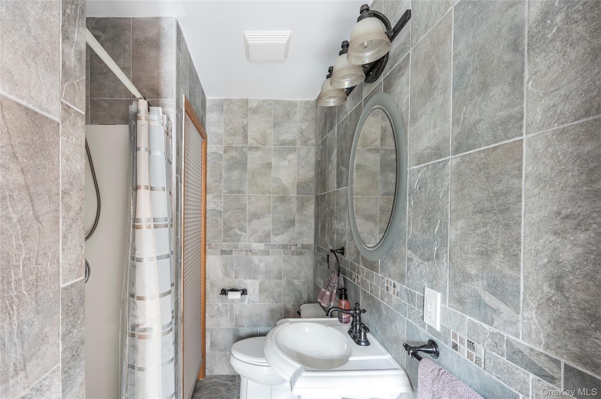 21 Woodridge Road, Hampton Bays, NY 11946