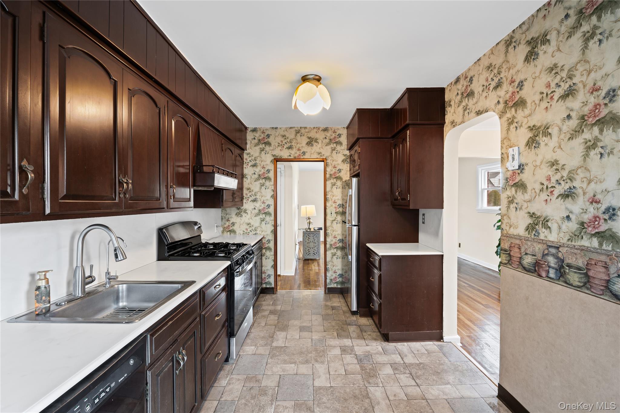 35 Lipton Lane, Williston Park, NY 11596