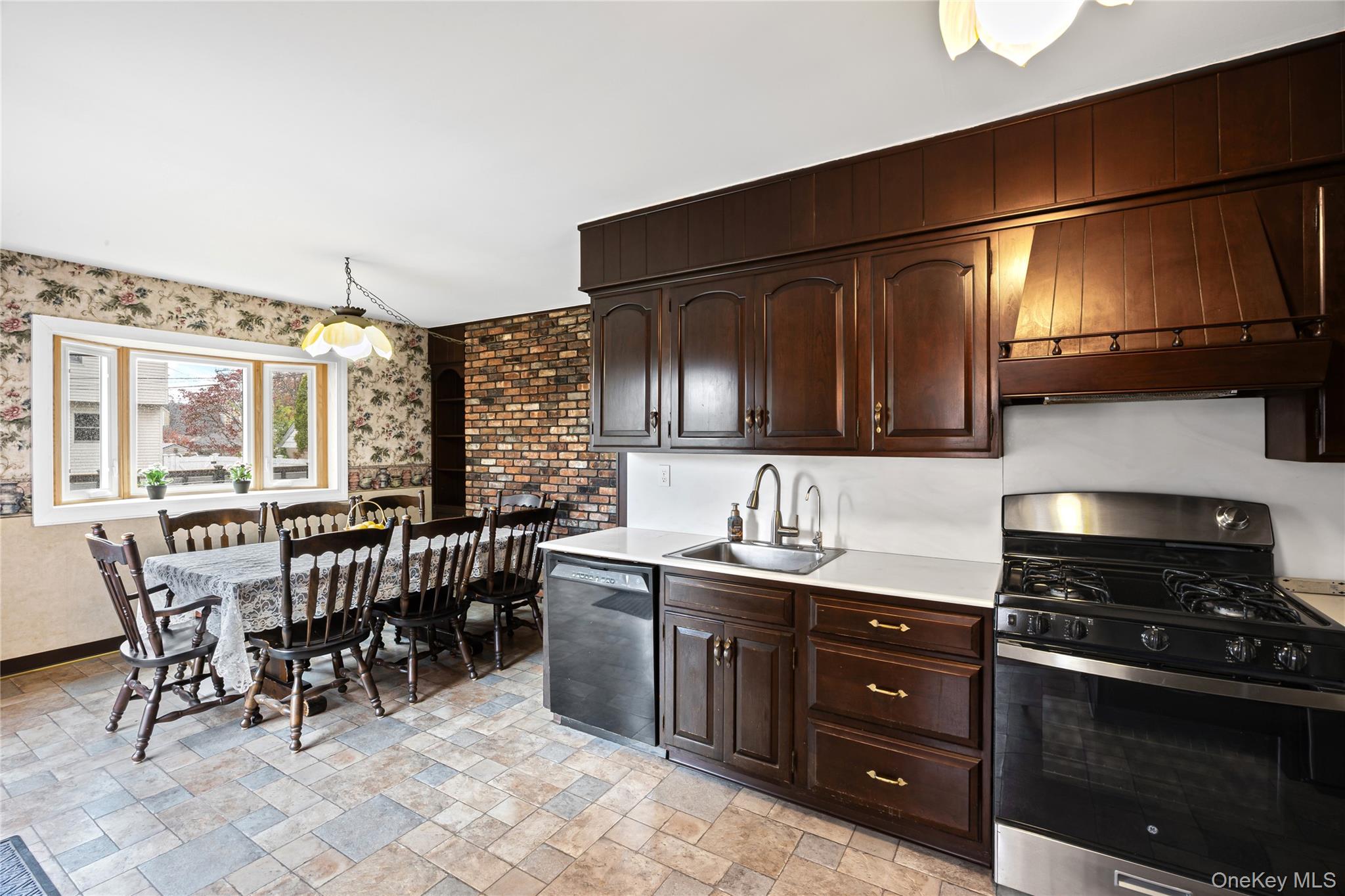 35 Lipton Lane, Williston Park, NY 11596