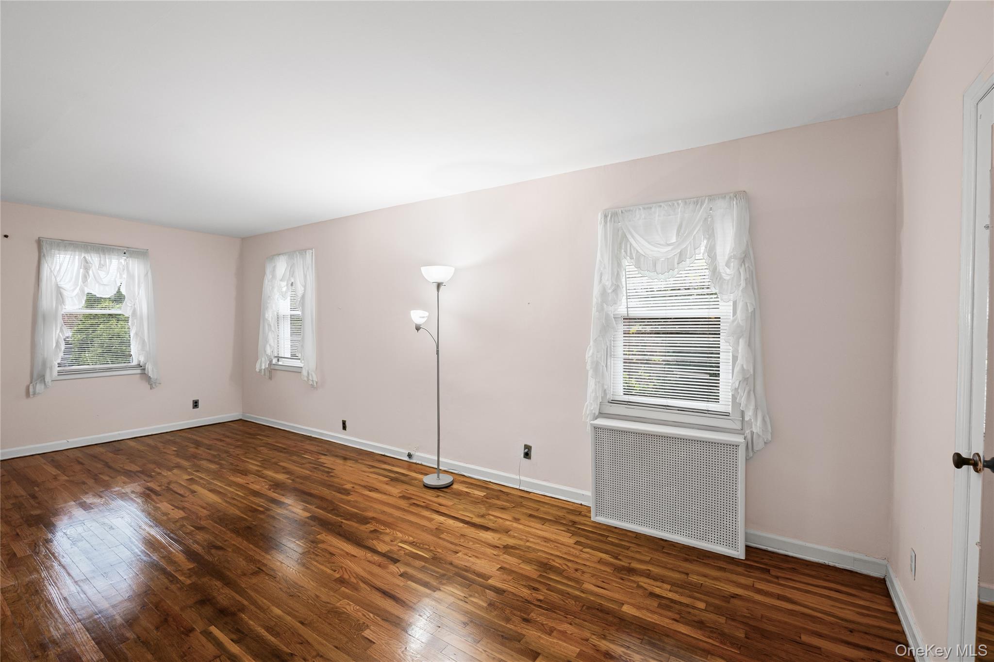 35 Lipton Lane, Williston Park, NY 11596