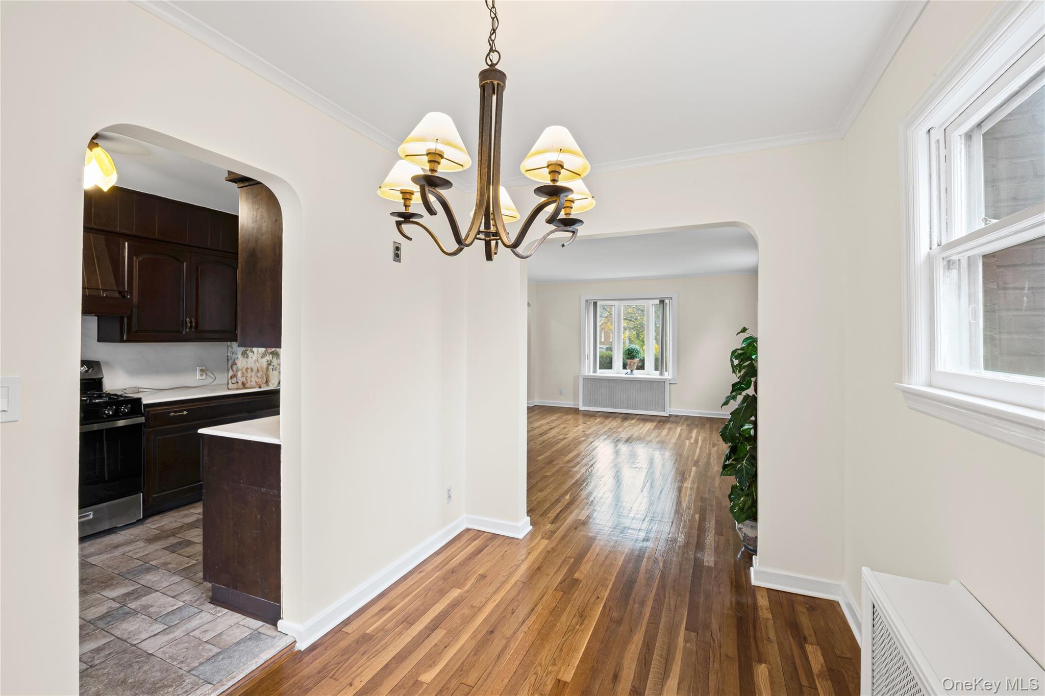 35 Lipton Lane, Williston Park, NY 11596