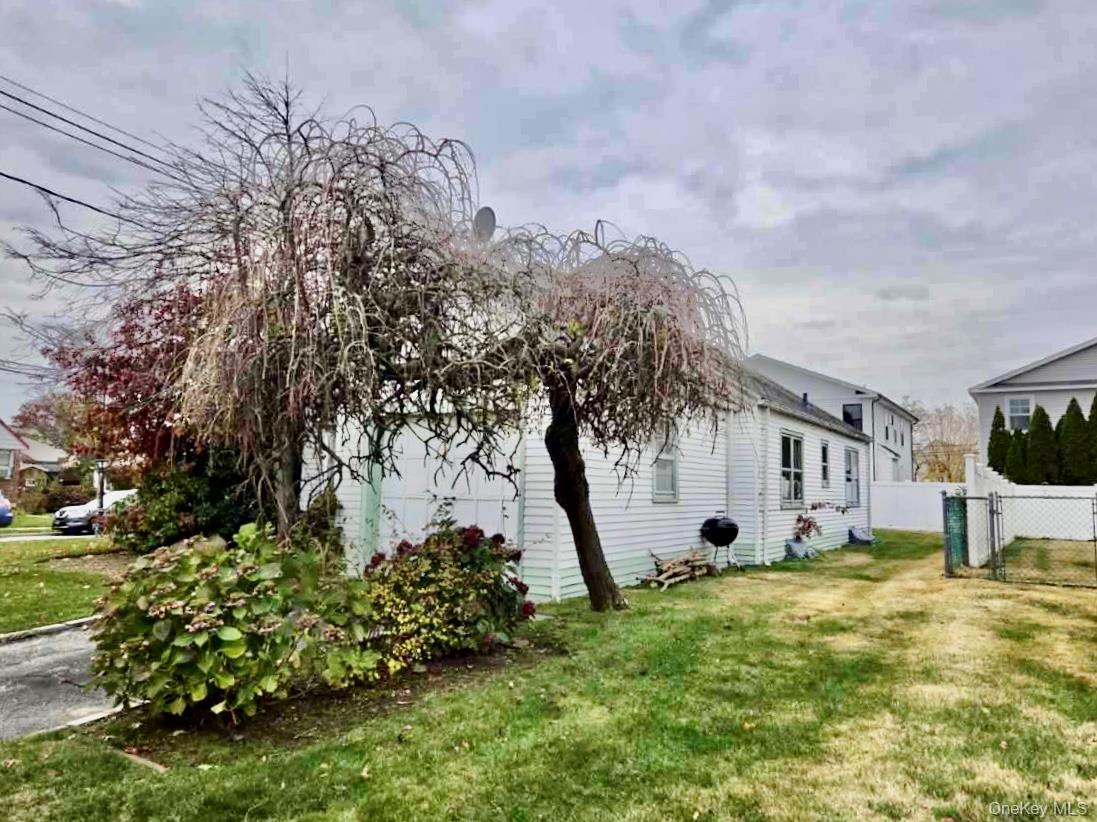 372 Jackson Avenue, Mineola, NY 11501