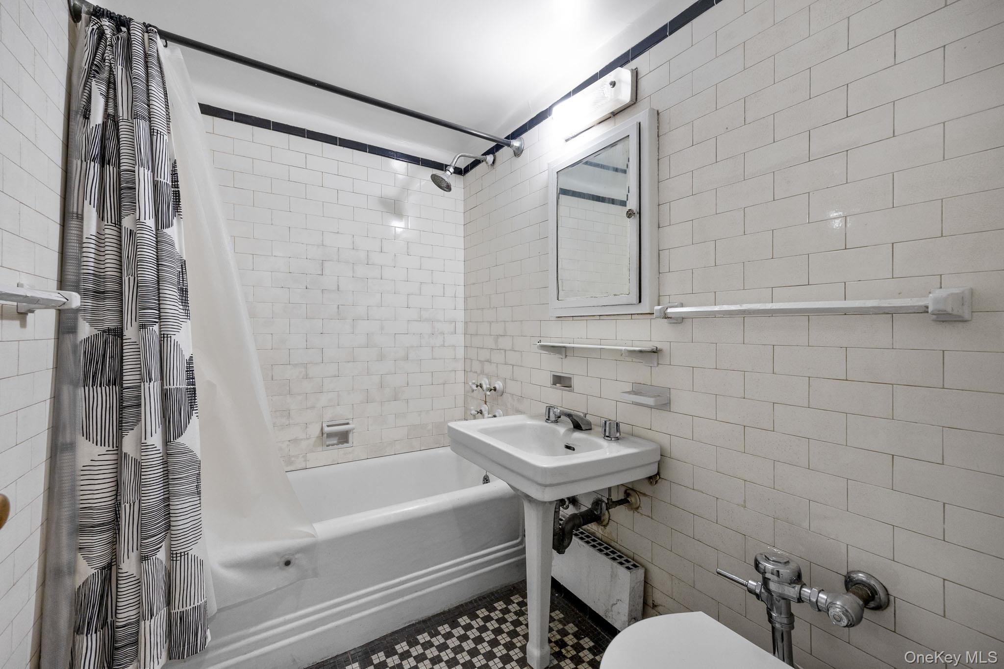 353 W 56th Street # 2D, New York (Manhattan), NY 10019